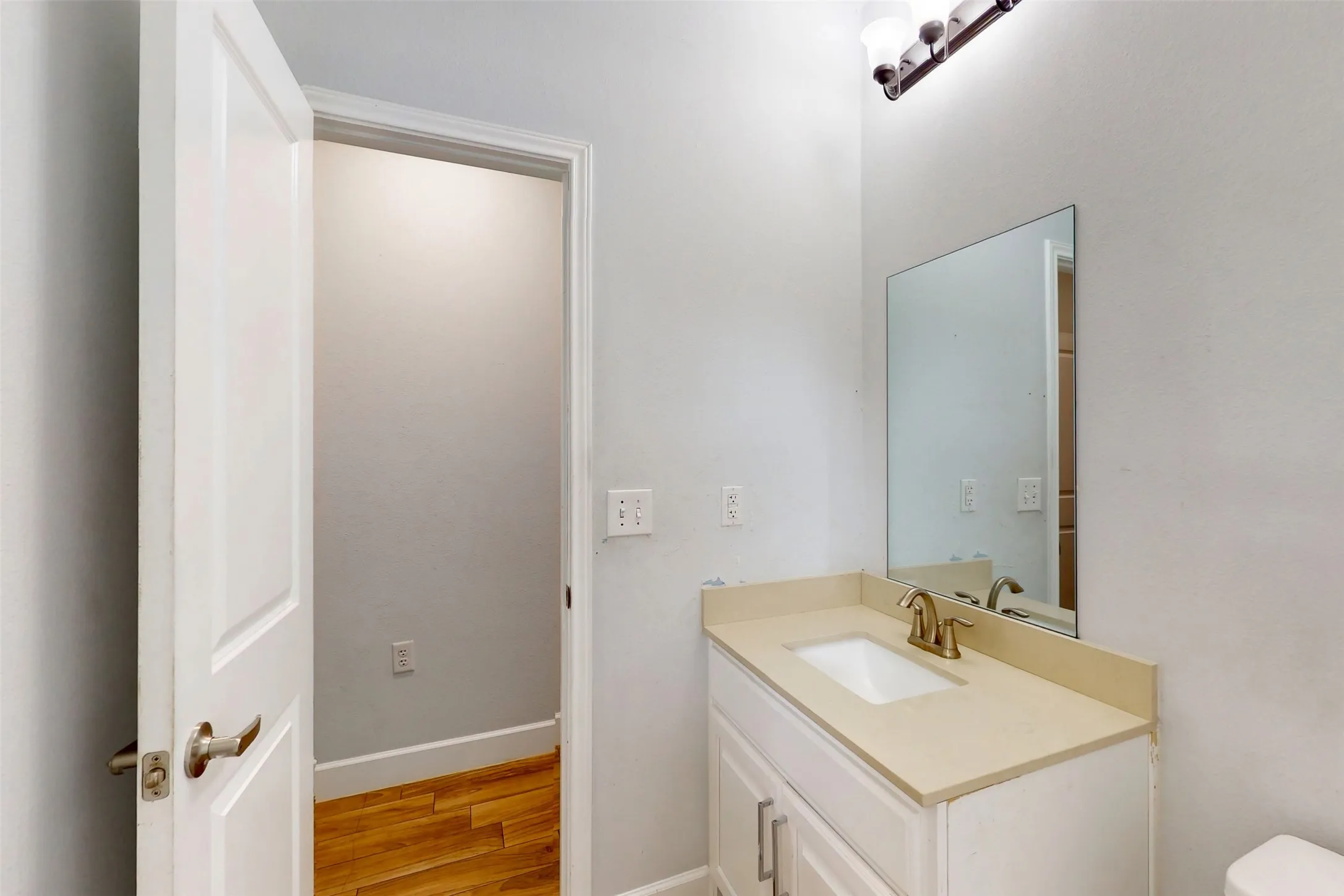 Single Family Residence For Sale in Dallas County , 2763 Prosperity Avenue, Dallas, Texas 75216, 3 Bedroom, 2 Bathroom, 2 Garage spaces, 1,476 Sqft, built in 2021, mls#21295138, Real Estate Agent in Dallas, Homes For Sale in Dallas county, Homes For Sale in Dallas, Realtor in Dallas Texas, Real Estate Brokerage Independent Realty Texas, Luminita Cordes Realtor
