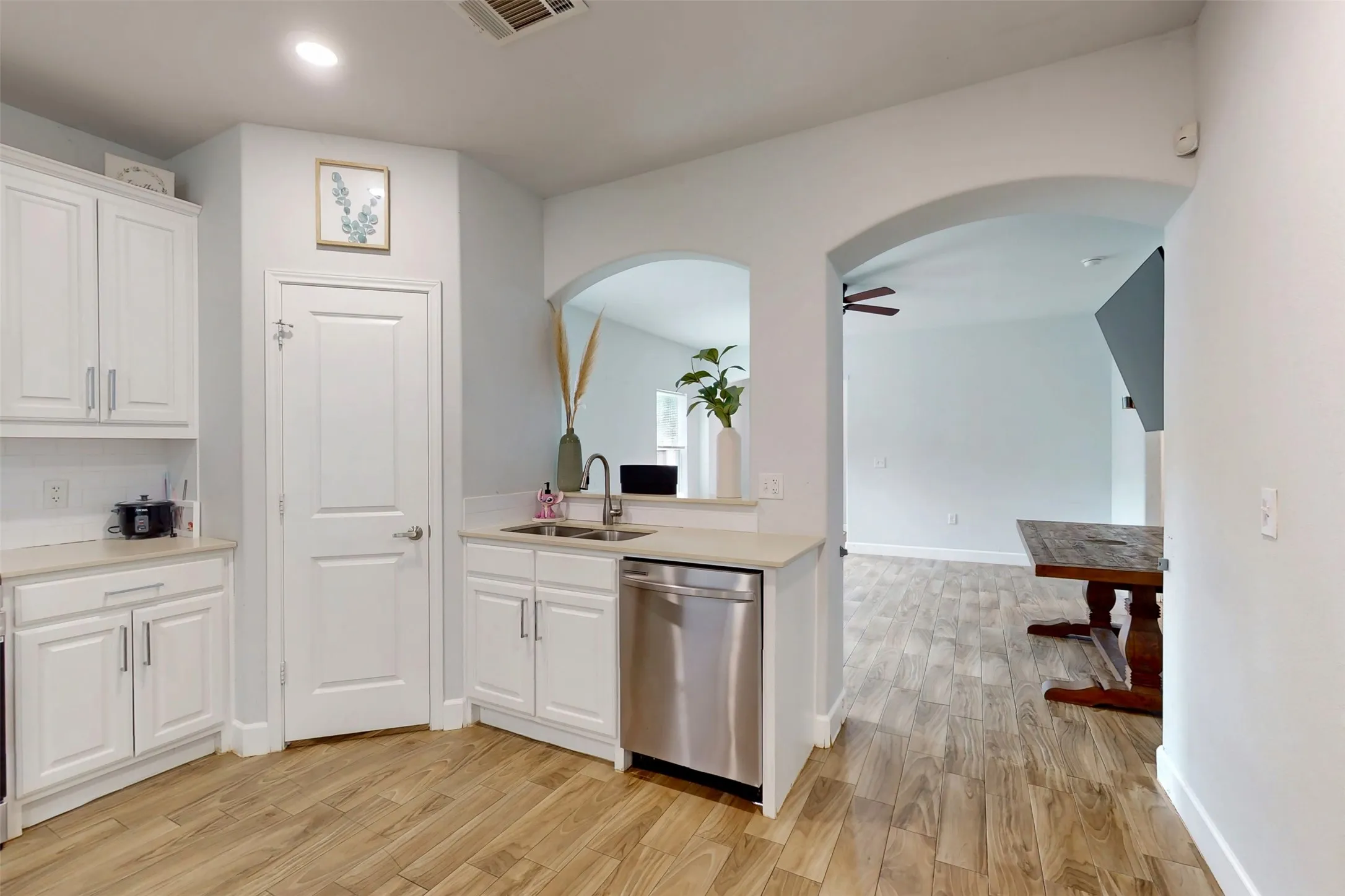 Single Family Residence For Sale in Dallas County , 2763 Prosperity Avenue, Dallas, Texas 75216, 3 Bedroom, 2 Bathroom, 2 Garage spaces, 1,476 Sqft, built in 2021, mls#21295138, Real Estate Agent in Dallas, Homes For Sale in Dallas county, Homes For Sale in Dallas, Realtor in Dallas Texas, Real Estate Brokerage Independent Realty Texas, Luminita Cordes Realtor