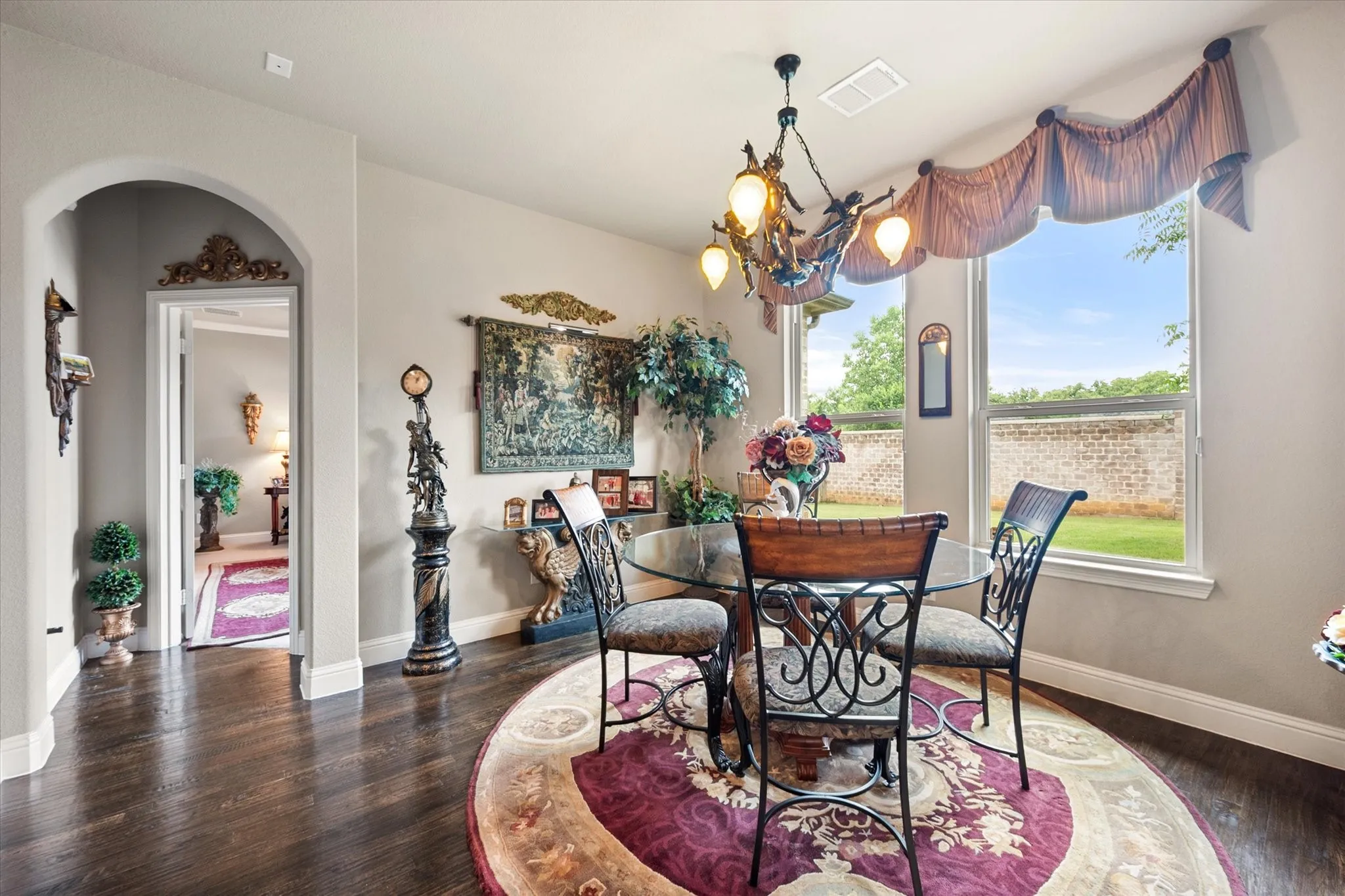 Breakfast room - this light fixture is excluded
