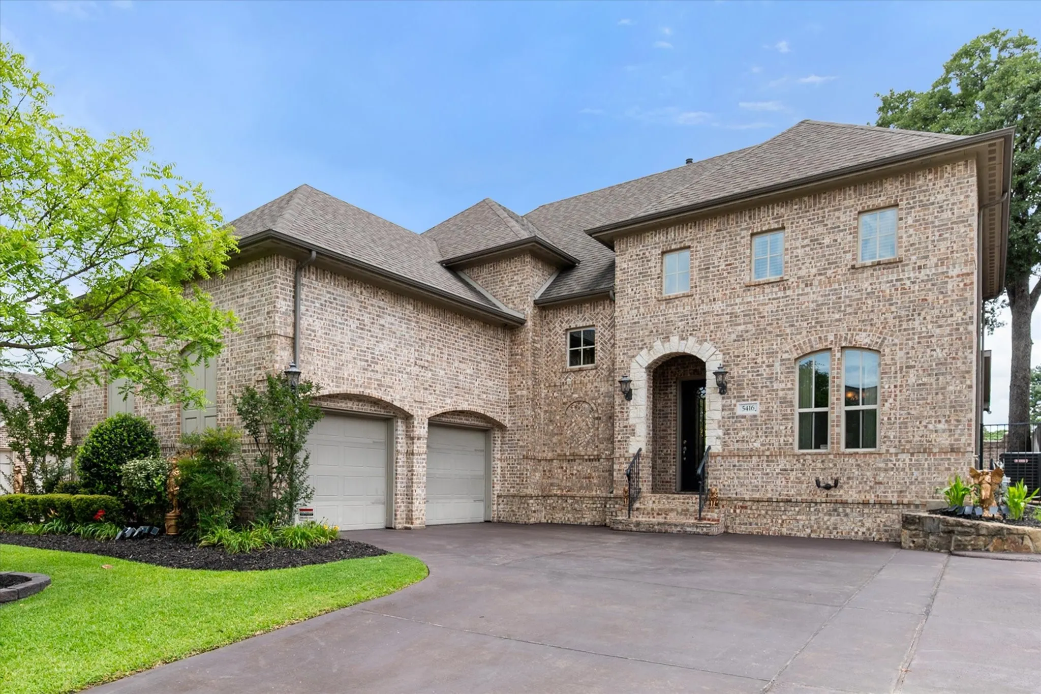 Gorgeous Graham Hart home on a small culdesac street.