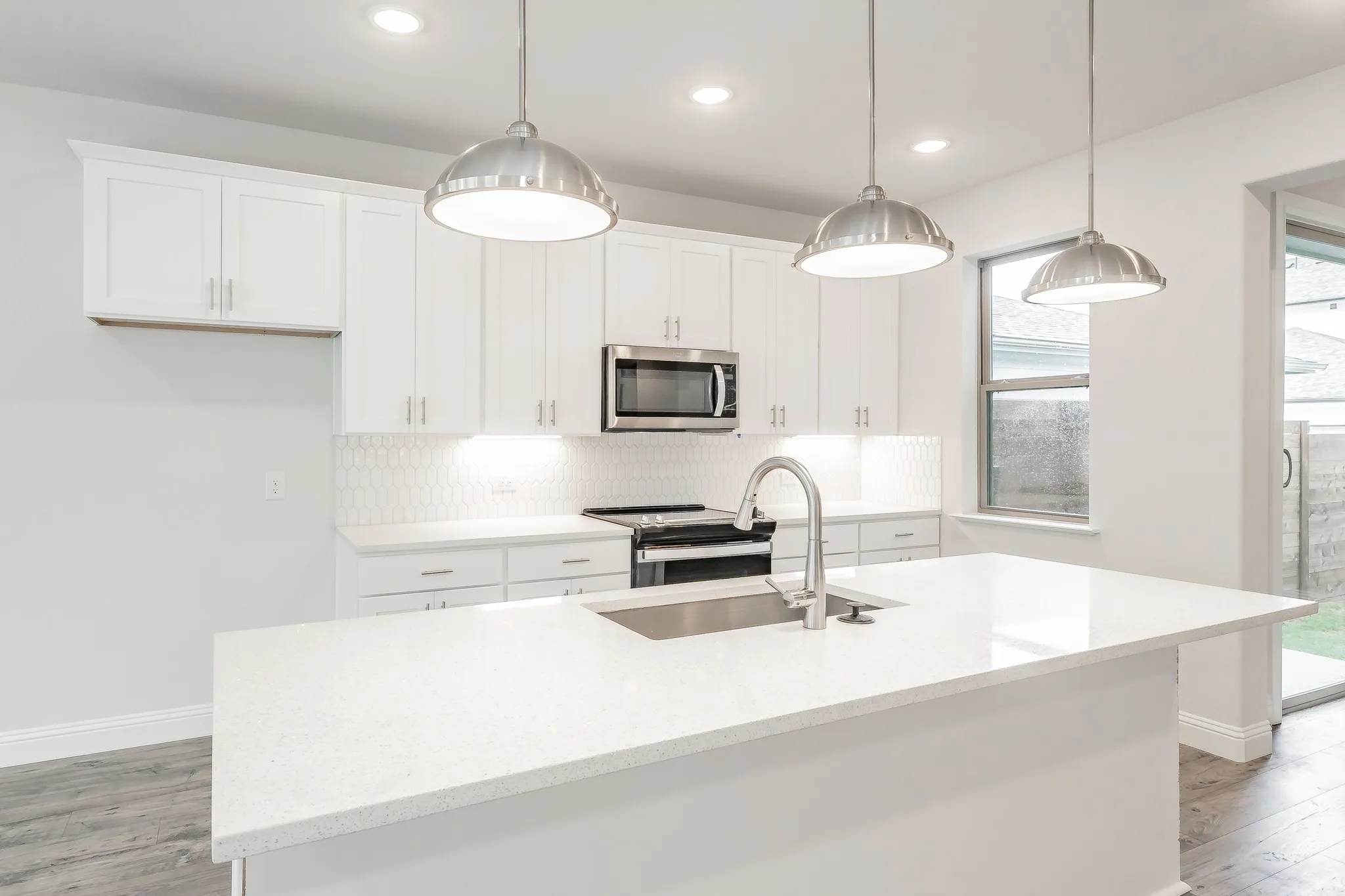 Single Family Residence For Rent in Tarrant County , 9709 Thorncrown Lane, Fort Worth, Texas 76179, 3 Bedroom, 3 Bathroom, 2 Garage spaces, 1,933 Sqft, built in 2022, mls#21306070, Real Estate Agent in Fort Worth, Homes For Rent in Tarrant county, Homes For Rent in Fort Worth, Realtor in Fort Worth Texas, Real Estate Brokerage Independent Realty Texas, Luminita Cordes Realtor