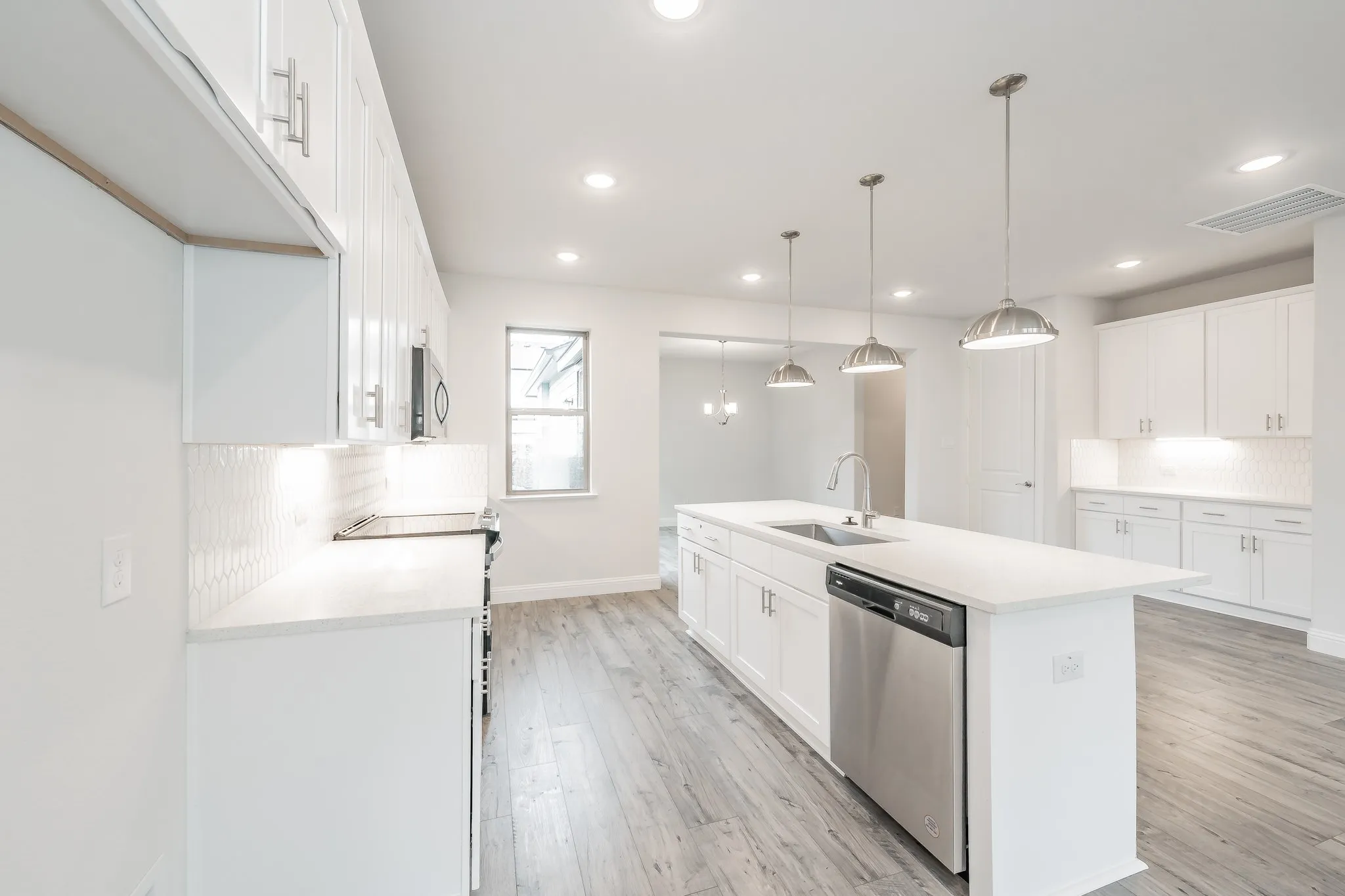 Single Family Residence For Rent in Tarrant County , 9709 Thorncrown Lane, Fort Worth, Texas 76179, 3 Bedroom, 3 Bathroom, 2 Garage spaces, 1,933 Sqft, built in 2022, mls#21306070, Real Estate Agent in Fort Worth, Homes For Rent in Tarrant county, Homes For Rent in Fort Worth, Realtor in Fort Worth Texas, Real Estate Brokerage Independent Realty Texas, Luminita Cordes Realtor