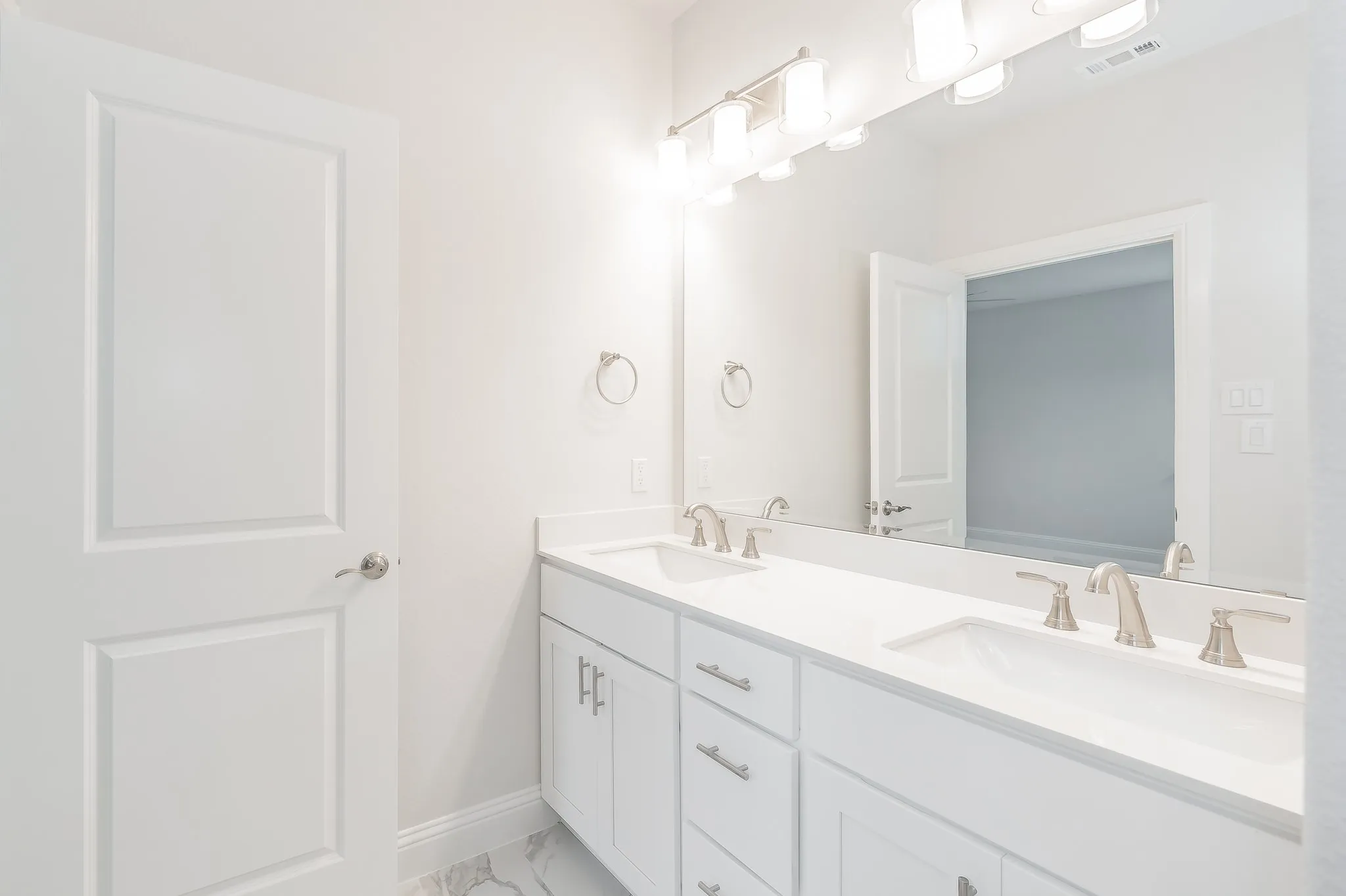 Single Family Residence For Rent in Tarrant County , 9709 Thorncrown Lane, Fort Worth, Texas 76179, 3 Bedroom, 3 Bathroom, 2 Garage spaces, 1,933 Sqft, built in 2022, mls#21306070, Real Estate Agent in Fort Worth, Homes For Rent in Tarrant county, Homes For Rent in Fort Worth, Realtor in Fort Worth Texas, Real Estate Brokerage Independent Realty Texas, Luminita Cordes Realtor