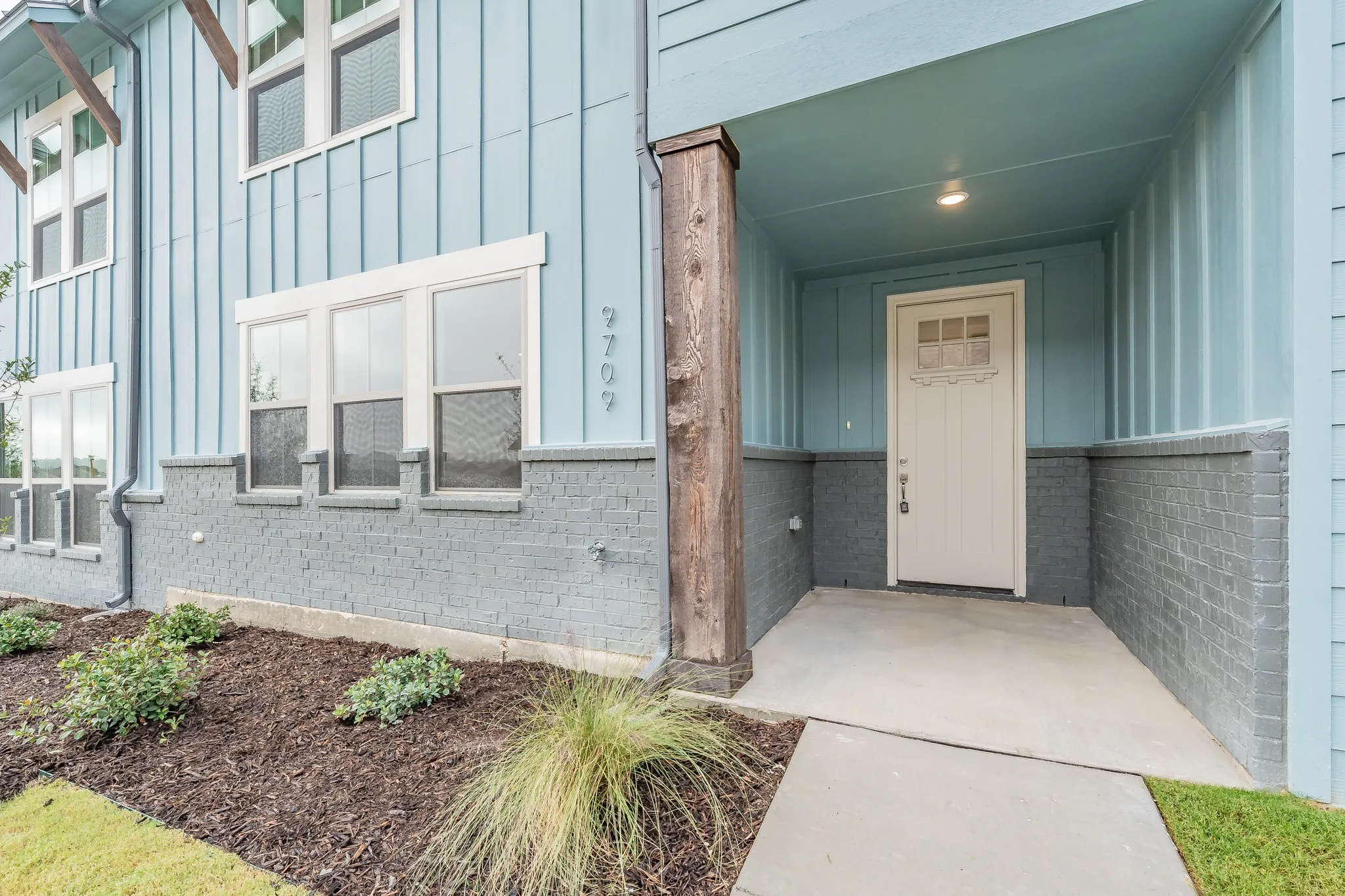 Single Family Residence For Rent in Tarrant County , 9709 Thorncrown Lane, Fort Worth, Texas 76179, 3 Bedroom, 3 Bathroom, 2 Garage spaces, 1,933 Sqft, built in 2022, mls#21306070, Real Estate Agent in Fort Worth, Homes For Rent in Tarrant county, Homes For Rent in Fort Worth, Realtor in Fort Worth Texas, Real Estate Brokerage Independent Realty Texas, Luminita Cordes Realtor