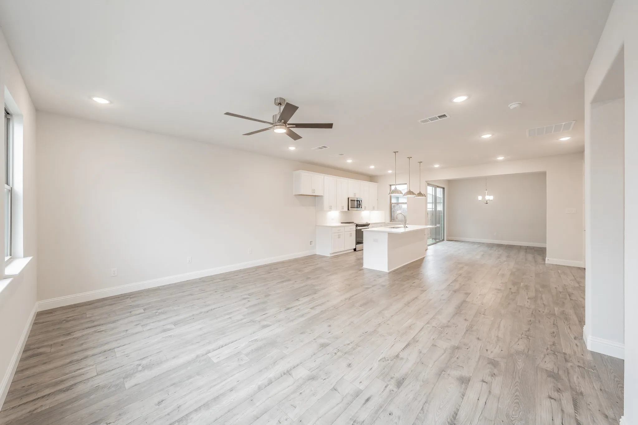 Single Family Residence For Rent in Tarrant County , 9709 Thorncrown Lane, Fort Worth, Texas 76179, 3 Bedroom, 3 Bathroom, 2 Garage spaces, 1,933 Sqft, built in 2022, mls#21306070, Real Estate Agent in Fort Worth, Homes For Rent in Tarrant county, Homes For Rent in Fort Worth, Realtor in Fort Worth Texas, Real Estate Brokerage Independent Realty Texas, Luminita Cordes Realtor