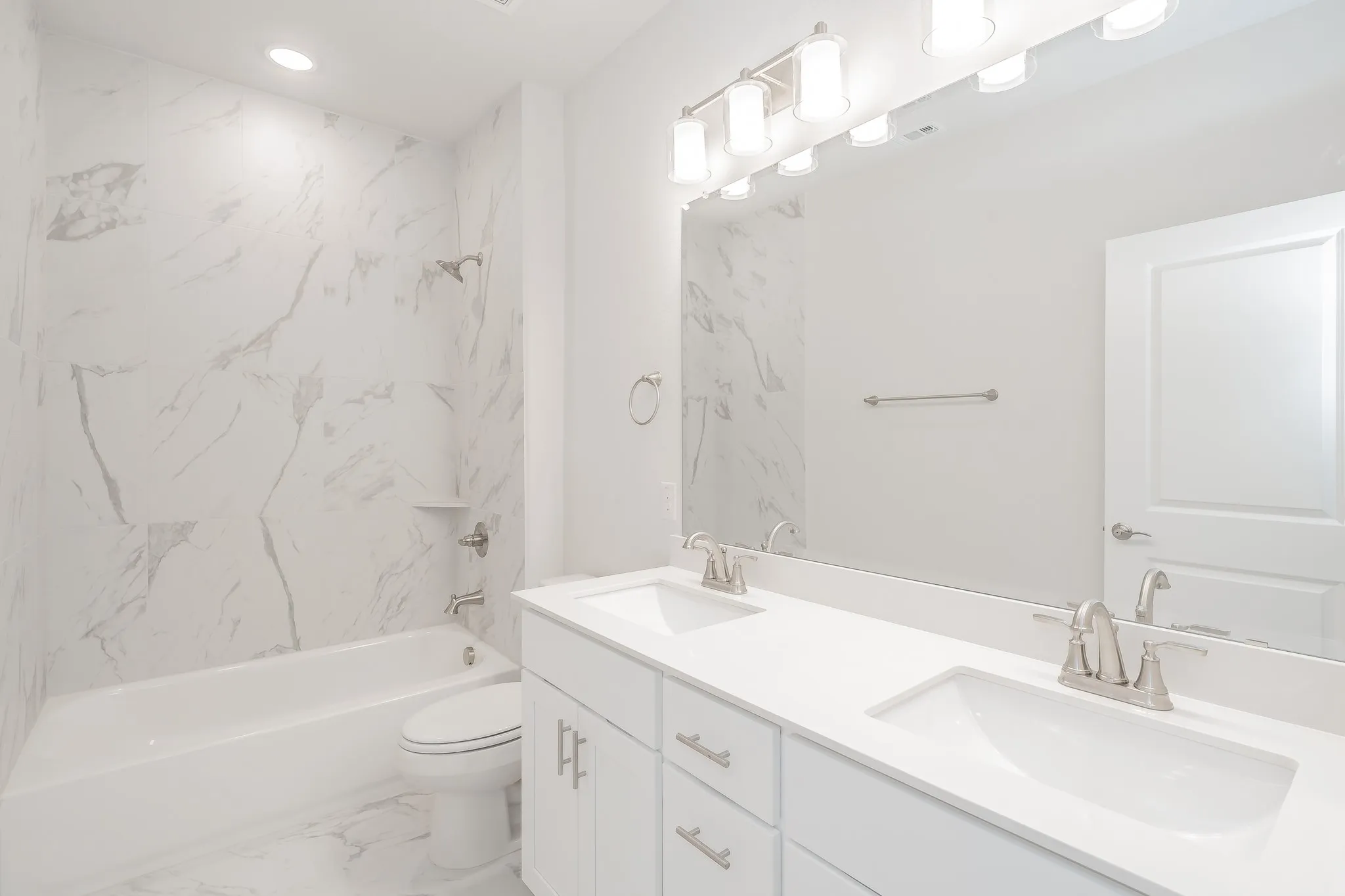 Single Family Residence For Rent in Tarrant County , 9709 Thorncrown Lane, Fort Worth, Texas 76179, 3 Bedroom, 3 Bathroom, 2 Garage spaces, 1,933 Sqft, built in 2022, mls#21306070, Real Estate Agent in Fort Worth, Homes For Rent in Tarrant county, Homes For Rent in Fort Worth, Realtor in Fort Worth Texas, Real Estate Brokerage Independent Realty Texas, Luminita Cordes Realtor