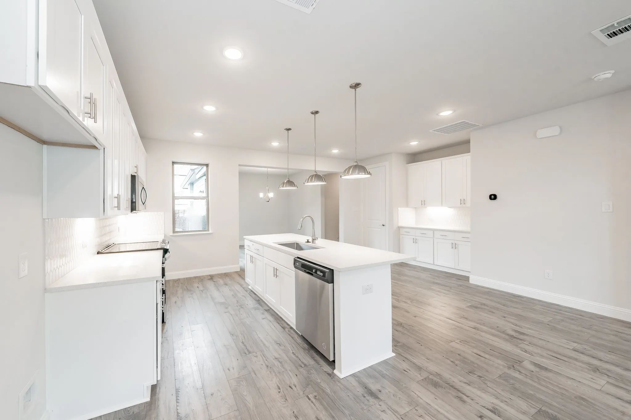 Single Family Residence For Rent in Tarrant County , 9709 Thorncrown Lane, Fort Worth, Texas 76179, 3 Bedroom, 3 Bathroom, 2 Garage spaces, 1,933 Sqft, built in 2022, mls#21306070, Real Estate Agent in Fort Worth, Homes For Rent in Tarrant county, Homes For Rent in Fort Worth, Realtor in Fort Worth Texas, Real Estate Brokerage Independent Realty Texas, Luminita Cordes Realtor