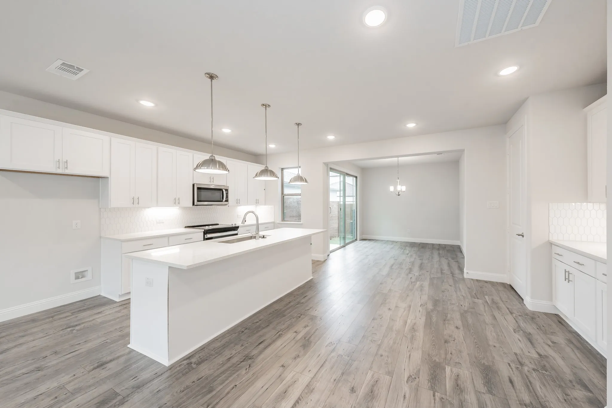 Single Family Residence For Rent in Tarrant County , 9709 Thorncrown Lane, Fort Worth, Texas 76179, 3 Bedroom, 3 Bathroom, 2 Garage spaces, 1,933 Sqft, built in 2022, mls#21306070, Real Estate Agent in Fort Worth, Homes For Rent in Tarrant county, Homes For Rent in Fort Worth, Realtor in Fort Worth Texas, Real Estate Brokerage Independent Realty Texas, Luminita Cordes Realtor