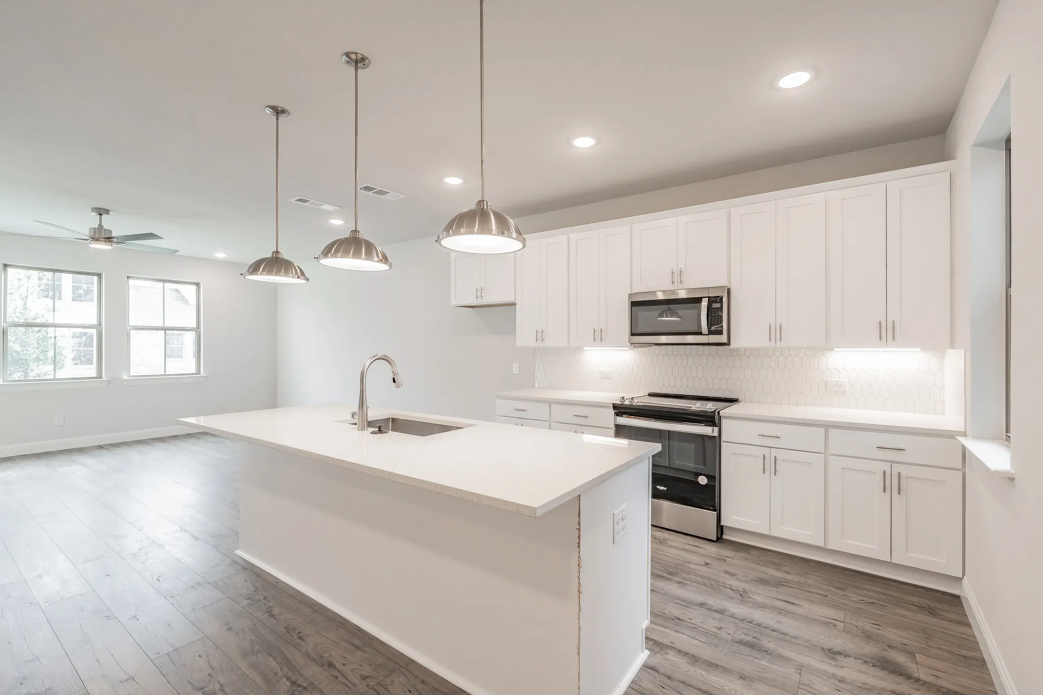 Single Family Residence For Rent in Tarrant County , 9709 Thorncrown Lane, Fort Worth, Texas 76179, 3 Bedroom, 3 Bathroom, 2 Garage spaces, 1,933 Sqft, built in 2022, mls#21306070, Real Estate Agent in Fort Worth, Homes For Rent in Tarrant county, Homes For Rent in Fort Worth, Realtor in Fort Worth Texas, Real Estate Brokerage Independent Realty Texas, Luminita Cordes Realtor
