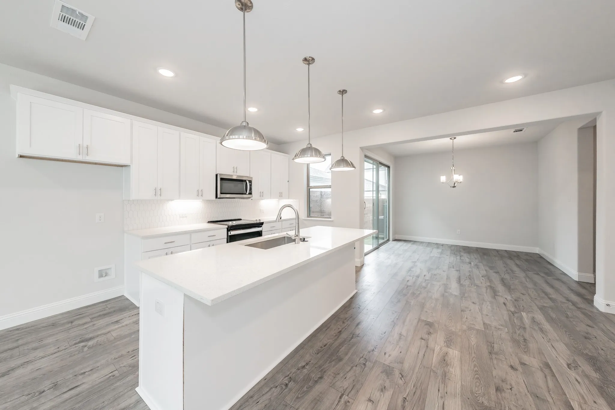 Single Family Residence For Rent in Tarrant County , 9709 Thorncrown Lane, Fort Worth, Texas 76179, 3 Bedroom, 3 Bathroom, 2 Garage spaces, 1,933 Sqft, built in 2022, mls#21306070, Real Estate Agent in Fort Worth, Homes For Rent in Tarrant county, Homes For Rent in Fort Worth, Realtor in Fort Worth Texas, Real Estate Brokerage Independent Realty Texas, Luminita Cordes Realtor