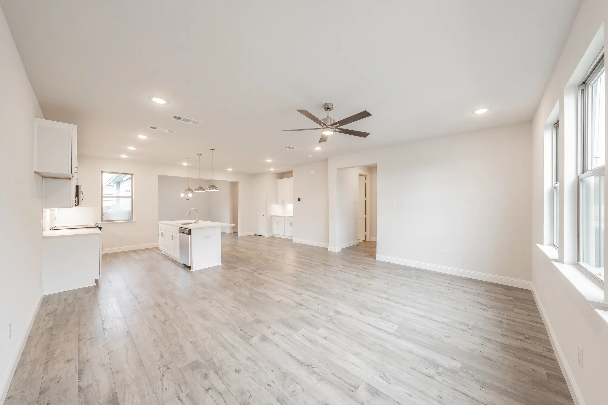 Single Family Residence For Rent in Tarrant County , 9709 Thorncrown Lane, Fort Worth, Texas 76179, 3 Bedroom, 3 Bathroom, 2 Garage spaces, 1,933 Sqft, built in 2022, mls#21306070, Real Estate Agent in Fort Worth, Homes For Rent in Tarrant county, Homes For Rent in Fort Worth, Realtor in Fort Worth Texas, Real Estate Brokerage Independent Realty Texas, Luminita Cordes Realtor