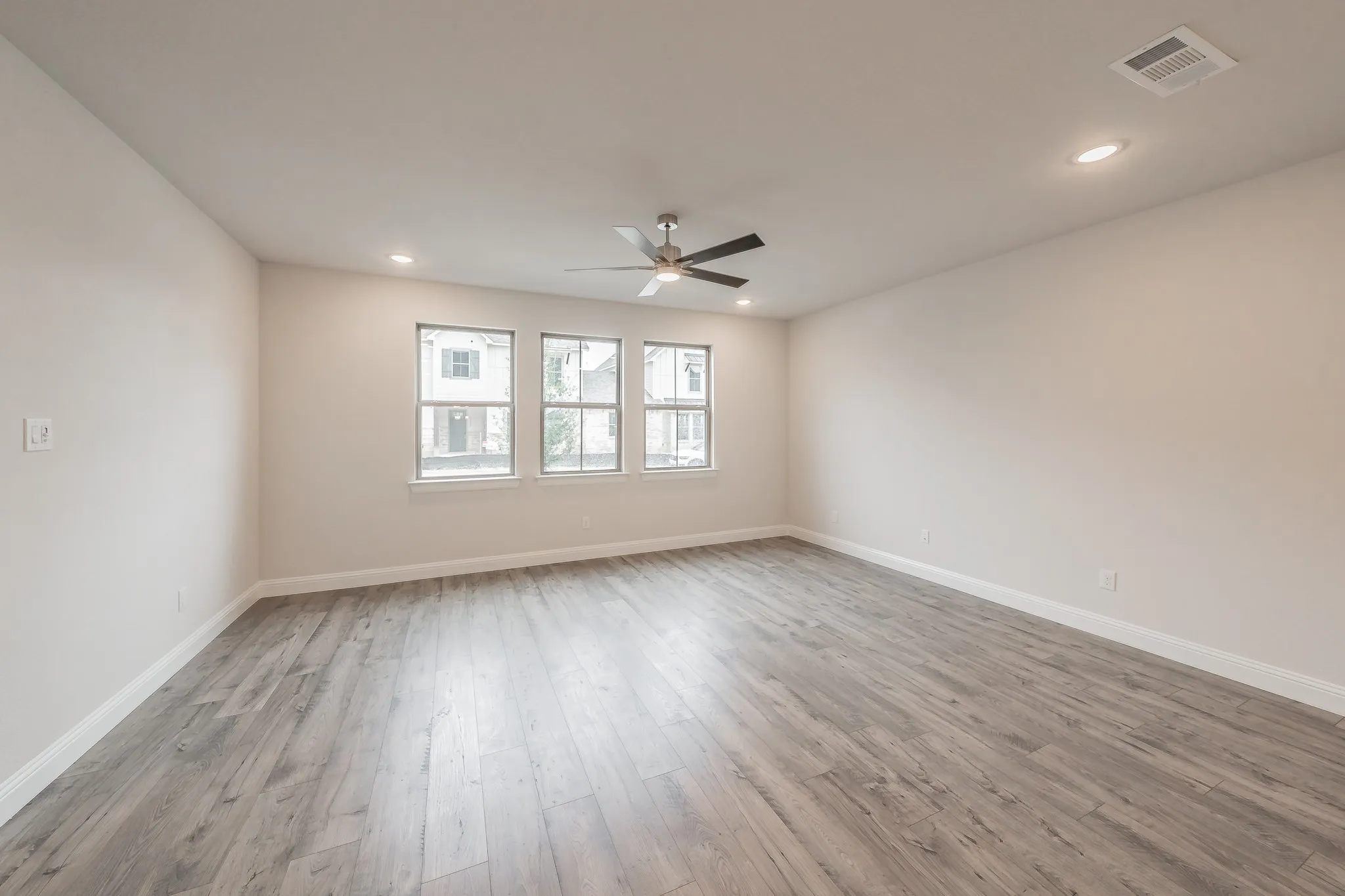 Single Family Residence For Rent in Tarrant County , 9709 Thorncrown Lane, Fort Worth, Texas 76179, 3 Bedroom, 3 Bathroom, 2 Garage spaces, 1,933 Sqft, built in 2022, mls#21306070, Real Estate Agent in Fort Worth, Homes For Rent in Tarrant county, Homes For Rent in Fort Worth, Realtor in Fort Worth Texas, Real Estate Brokerage Independent Realty Texas, Luminita Cordes Realtor