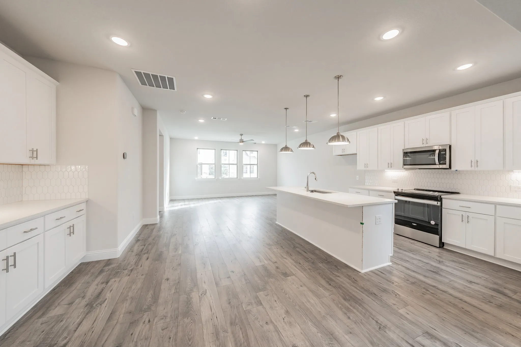Single Family Residence For Rent in Tarrant County , 9709 Thorncrown Lane, Fort Worth, Texas 76179, 3 Bedroom, 3 Bathroom, 2 Garage spaces, 1,933 Sqft, built in 2022, mls#21306070, Real Estate Agent in Fort Worth, Homes For Rent in Tarrant county, Homes For Rent in Fort Worth, Realtor in Fort Worth Texas, Real Estate Brokerage Independent Realty Texas, Luminita Cordes Realtor