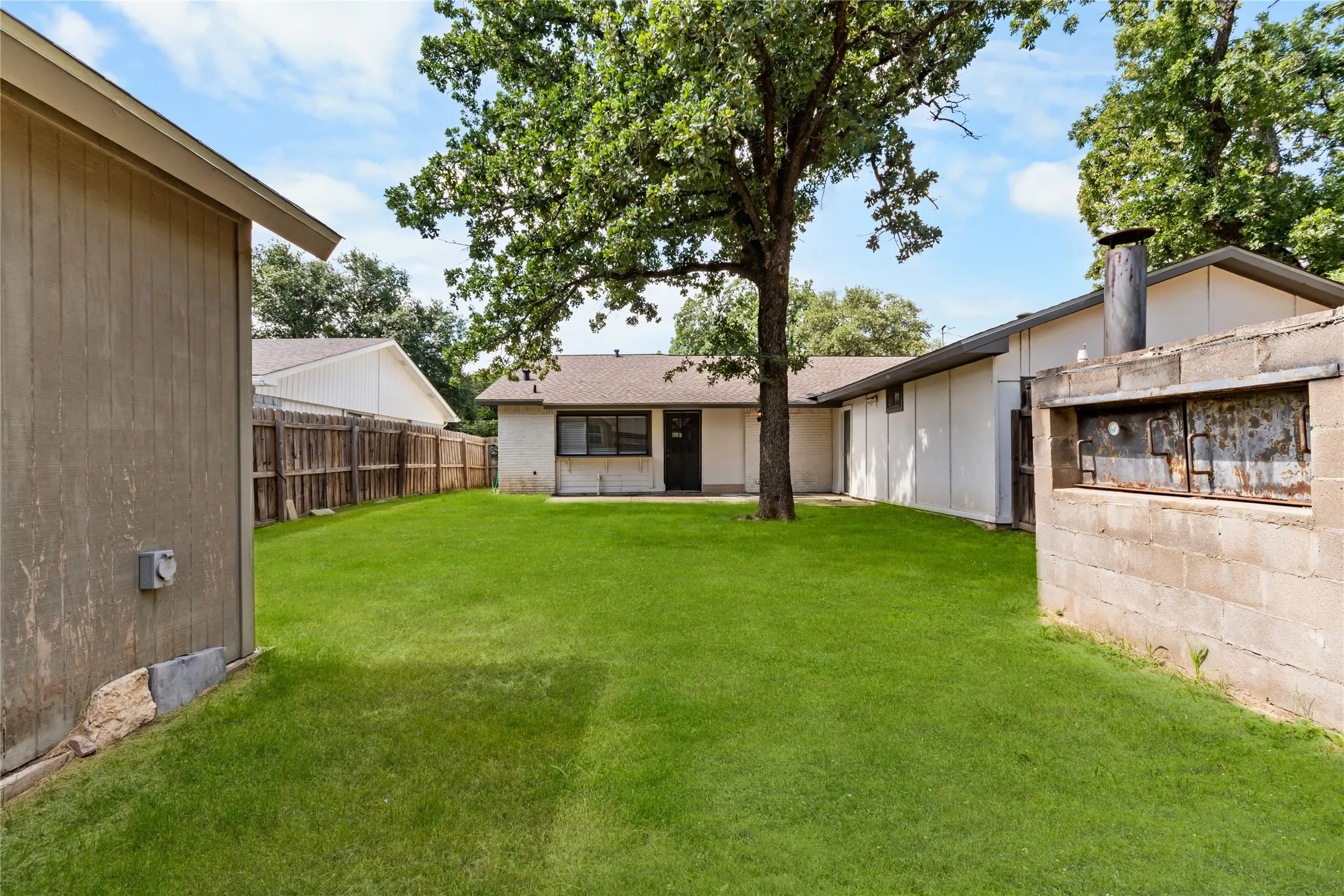 Single Family Residence For Sale in Denton County , 1137 Kingston Drive, Lewisville, Texas 75067, 3 Bedroom, 2 Bathroom, 2 Garage spaces, 1,872 Sqft, built in 1970, mls#21305791, Real Estate Agent in Lewisville, Homes For Sale in Denton county, Homes For Sale in Lewisville, Realtor in Lewisville Texas, Real Estate Brokerage Independent Realty Texas, Luminita Cordes Realtor