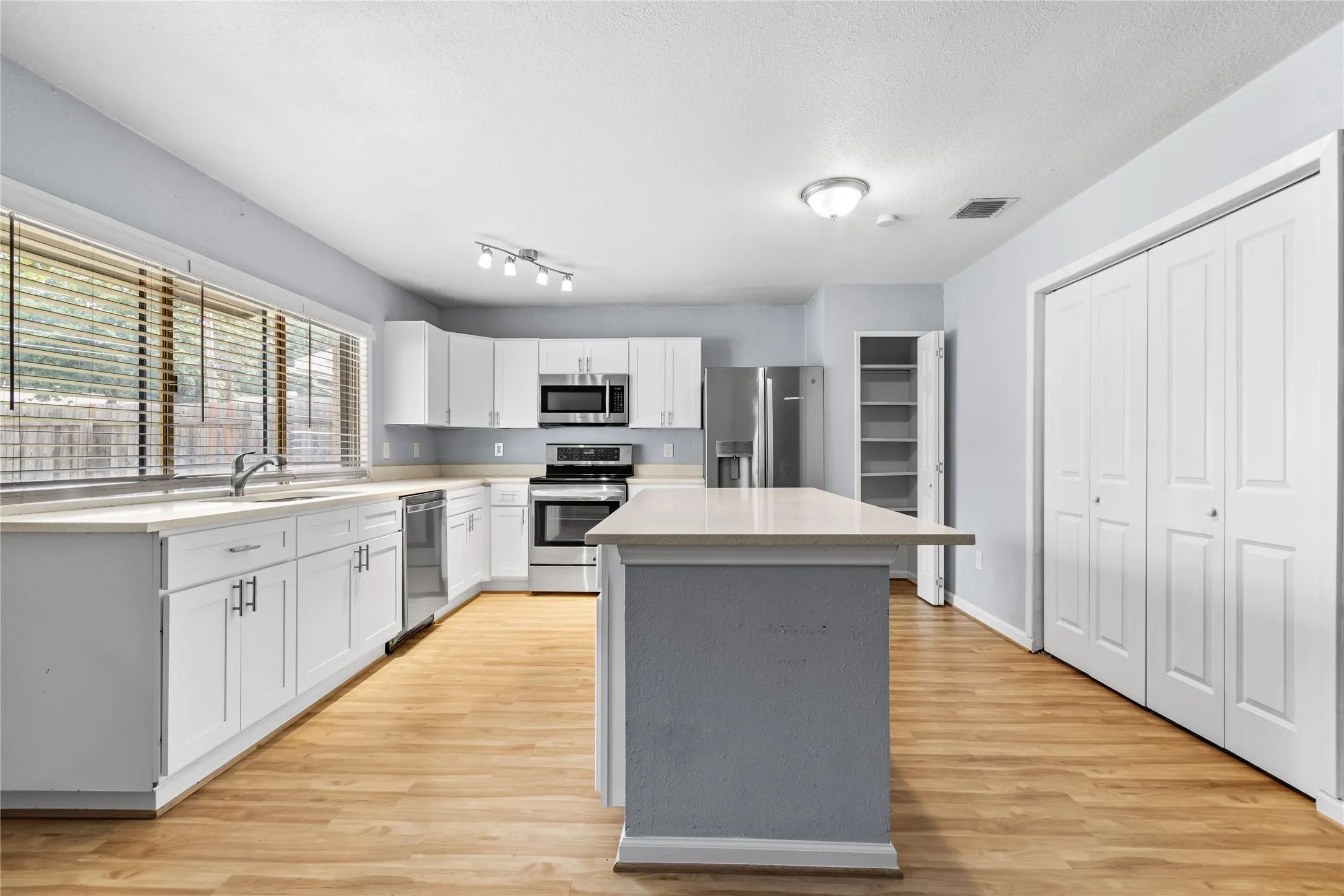 Single Family Residence For Sale in Denton County , 1137 Kingston Drive, Lewisville, Texas 75067, 3 Bedroom, 2 Bathroom, 2 Garage spaces, 1,872 Sqft, built in 1970, mls#21305791, Real Estate Agent in Lewisville, Homes For Sale in Denton county, Homes For Sale in Lewisville, Realtor in Lewisville Texas, Real Estate Brokerage Independent Realty Texas, Luminita Cordes Realtor