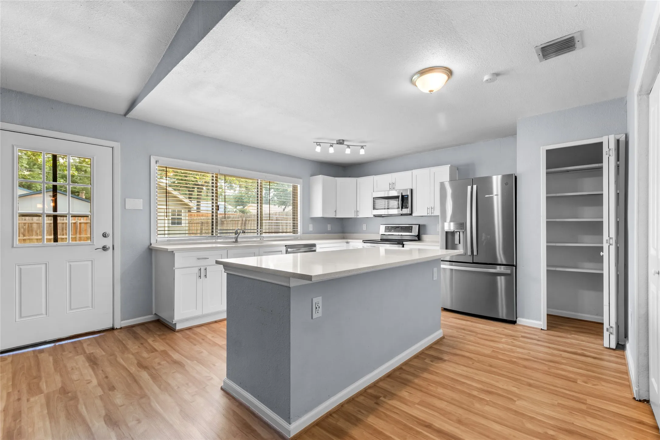 Single Family Residence For Sale in Denton County , 1137 Kingston Drive, Lewisville, Texas 75067, 3 Bedroom, 2 Bathroom, 2 Garage spaces, 1,872 Sqft, built in 1970, mls#21305791, Real Estate Agent in Lewisville, Homes For Sale in Denton county, Homes For Sale in Lewisville, Realtor in Lewisville Texas, Real Estate Brokerage Independent Realty Texas, Luminita Cordes Realtor
