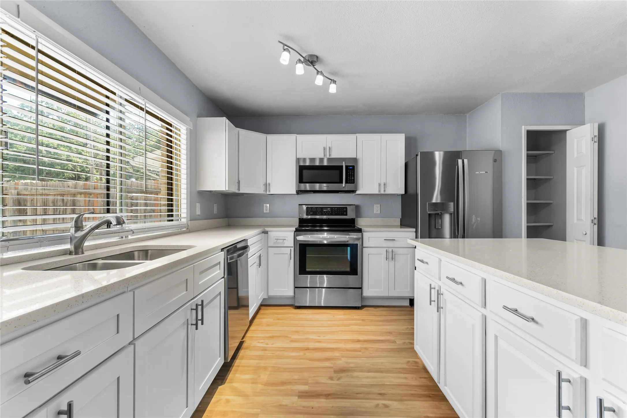 Single Family Residence For Sale in Denton County , 1137 Kingston Drive, Lewisville, Texas 75067, 3 Bedroom, 2 Bathroom, 2 Garage spaces, 1,872 Sqft, built in 1970, mls#21305791, Real Estate Agent in Lewisville, Homes For Sale in Denton county, Homes For Sale in Lewisville, Realtor in Lewisville Texas, Real Estate Brokerage Independent Realty Texas, Luminita Cordes Realtor