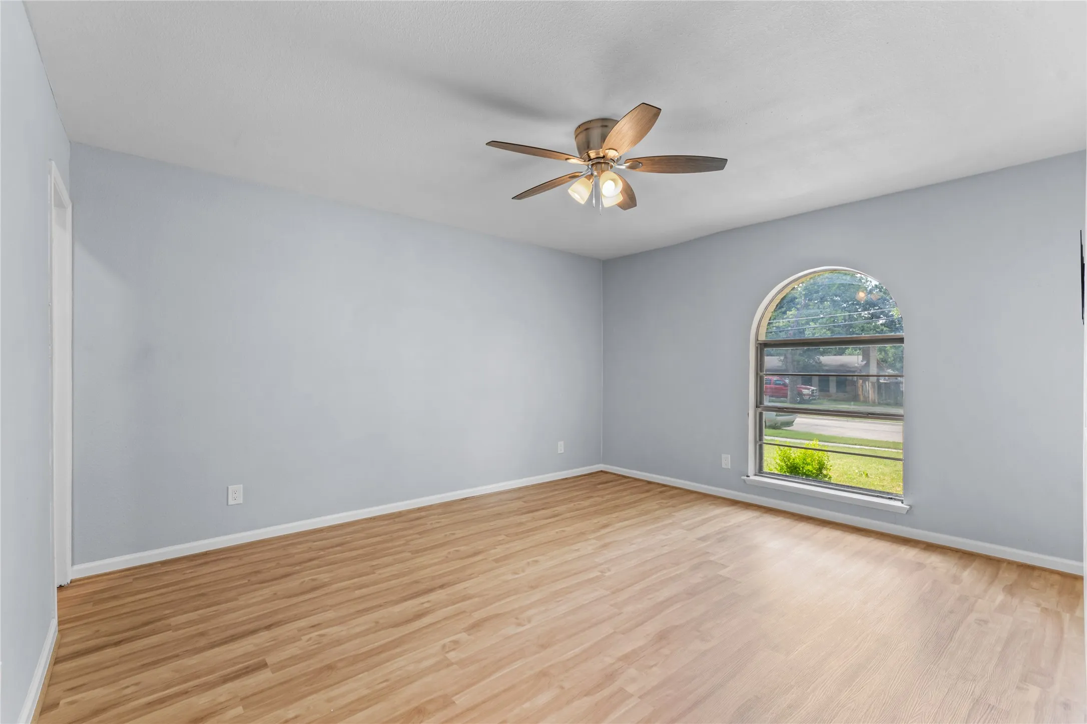 Single Family Residence For Sale in Denton County , 1137 Kingston Drive, Lewisville, Texas 75067, 3 Bedroom, 2 Bathroom, 2 Garage spaces, 1,872 Sqft, built in 1970, mls#21305791, Real Estate Agent in Lewisville, Homes For Sale in Denton county, Homes For Sale in Lewisville, Realtor in Lewisville Texas, Real Estate Brokerage Independent Realty Texas, Luminita Cordes Realtor