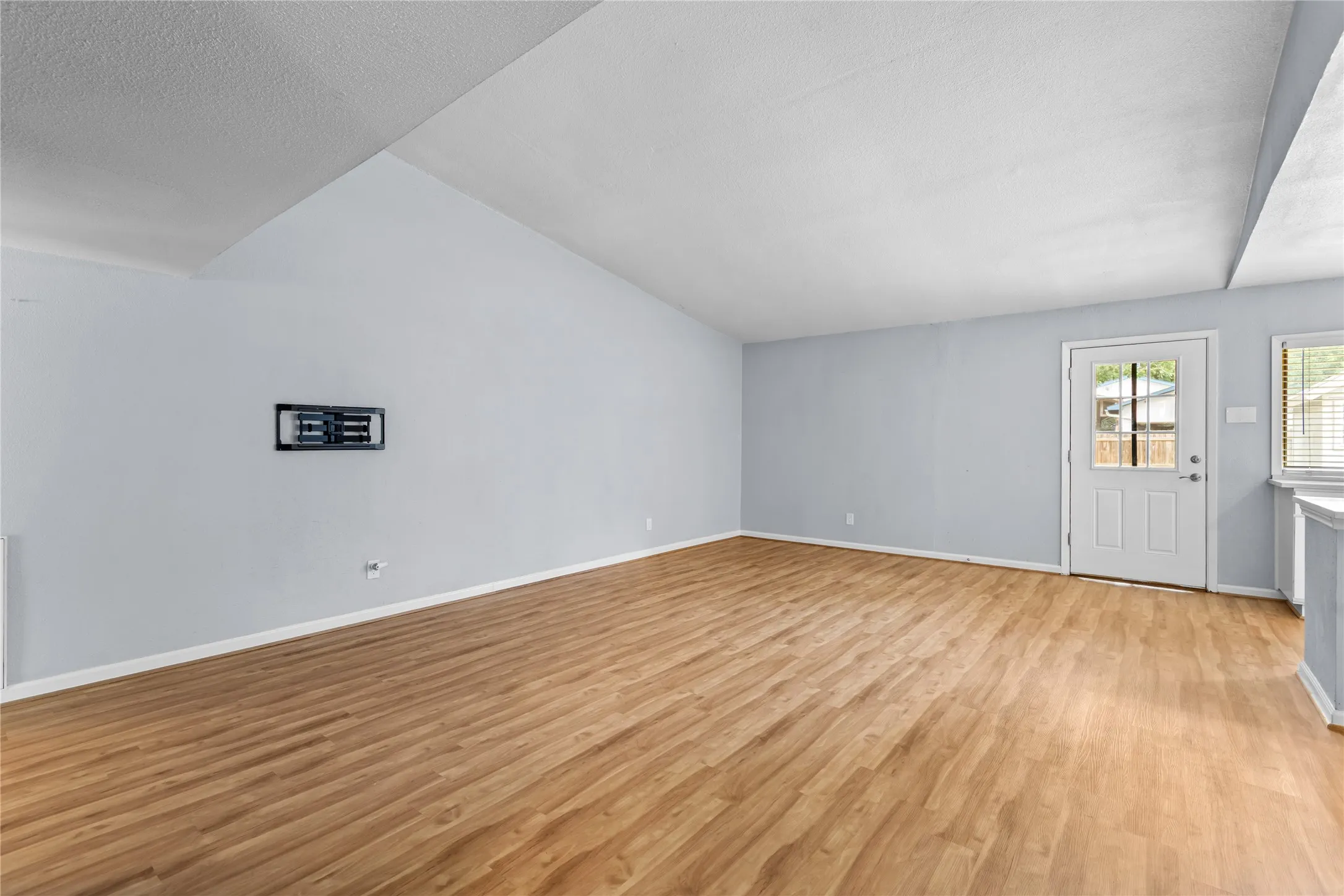 Single Family Residence For Sale in Denton County , 1137 Kingston Drive, Lewisville, Texas 75067, 3 Bedroom, 2 Bathroom, 2 Garage spaces, 1,872 Sqft, built in 1970, mls#21305791, Real Estate Agent in Lewisville, Homes For Sale in Denton county, Homes For Sale in Lewisville, Realtor in Lewisville Texas, Real Estate Brokerage Independent Realty Texas, Luminita Cordes Realtor