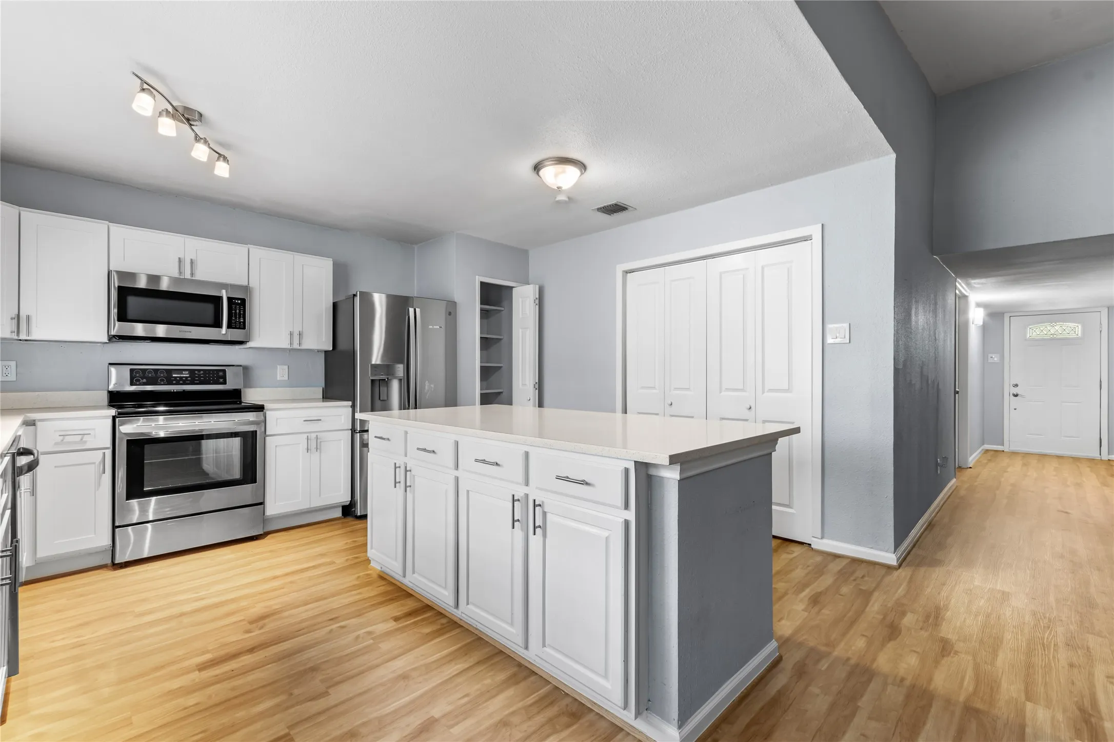 Single Family Residence For Sale in Denton County , 1137 Kingston Drive, Lewisville, Texas 75067, 3 Bedroom, 2 Bathroom, 2 Garage spaces, 1,872 Sqft, built in 1970, mls#21305791, Real Estate Agent in Lewisville, Homes For Sale in Denton county, Homes For Sale in Lewisville, Realtor in Lewisville Texas, Real Estate Brokerage Independent Realty Texas, Luminita Cordes Realtor