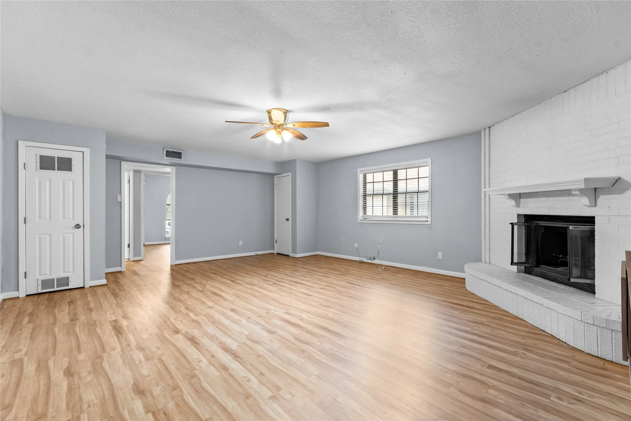 Single Family Residence For Sale in Denton County , 1137 Kingston Drive, Lewisville, Texas 75067, 3 Bedroom, 2 Bathroom, 2 Garage spaces, 1,872 Sqft, built in 1970, mls#21305791, Real Estate Agent in Lewisville, Homes For Sale in Denton county, Homes For Sale in Lewisville, Realtor in Lewisville Texas, Real Estate Brokerage Independent Realty Texas, Luminita Cordes Realtor