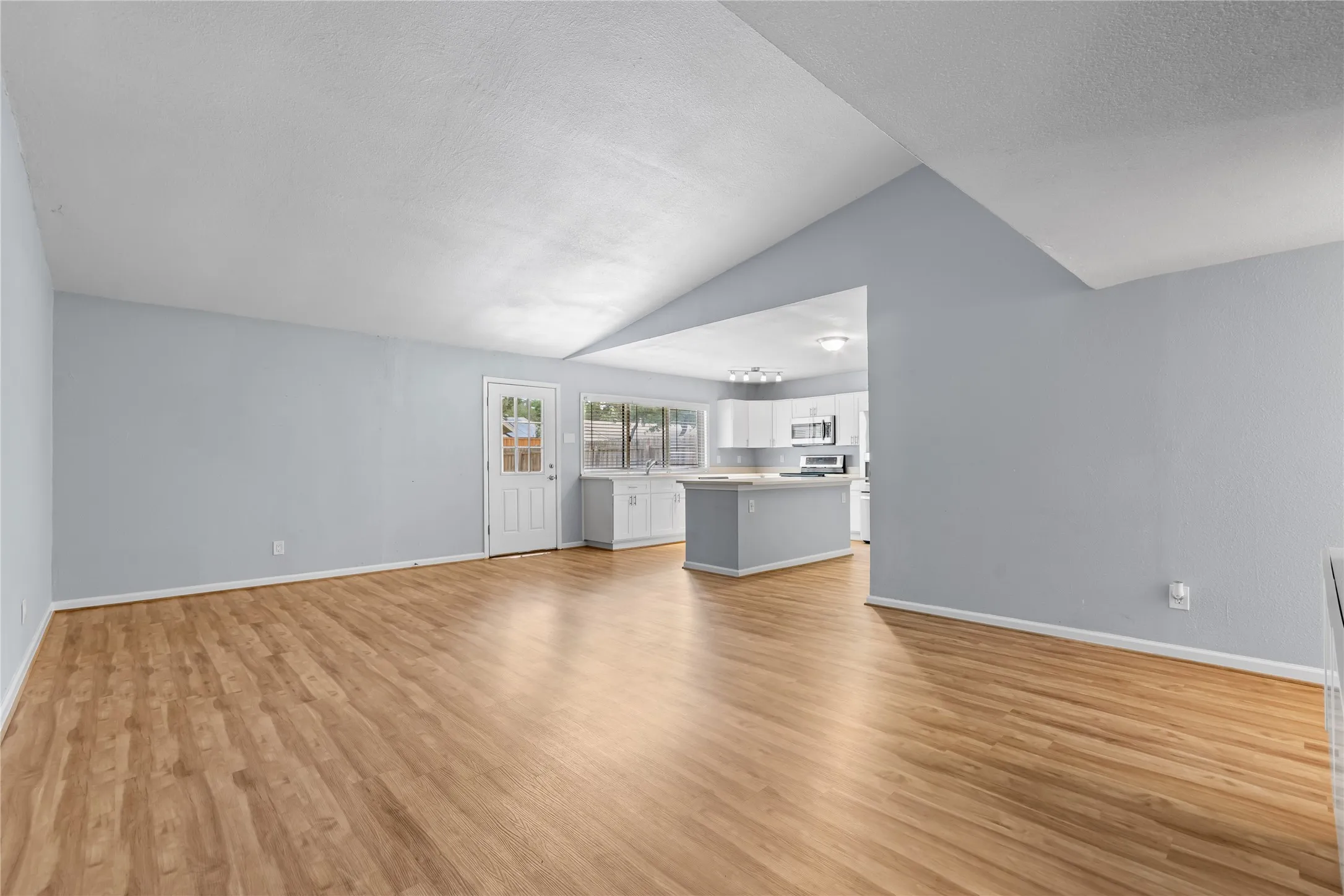 Single Family Residence For Sale in Denton County , 1137 Kingston Drive, Lewisville, Texas 75067, 3 Bedroom, 2 Bathroom, 2 Garage spaces, 1,872 Sqft, built in 1970, mls#21305791, Real Estate Agent in Lewisville, Homes For Sale in Denton county, Homes For Sale in Lewisville, Realtor in Lewisville Texas, Real Estate Brokerage Independent Realty Texas, Luminita Cordes Realtor