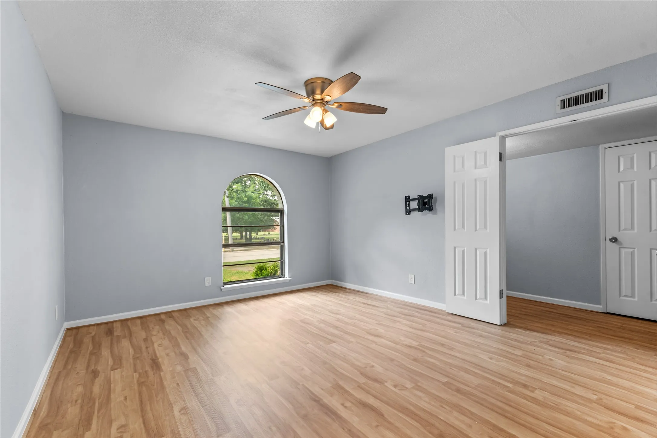 Single Family Residence For Sale in Denton County , 1137 Kingston Drive, Lewisville, Texas 75067, 3 Bedroom, 2 Bathroom, 2 Garage spaces, 1,872 Sqft, built in 1970, mls#21305791, Real Estate Agent in Lewisville, Homes For Sale in Denton county, Homes For Sale in Lewisville, Realtor in Lewisville Texas, Real Estate Brokerage Independent Realty Texas, Luminita Cordes Realtor