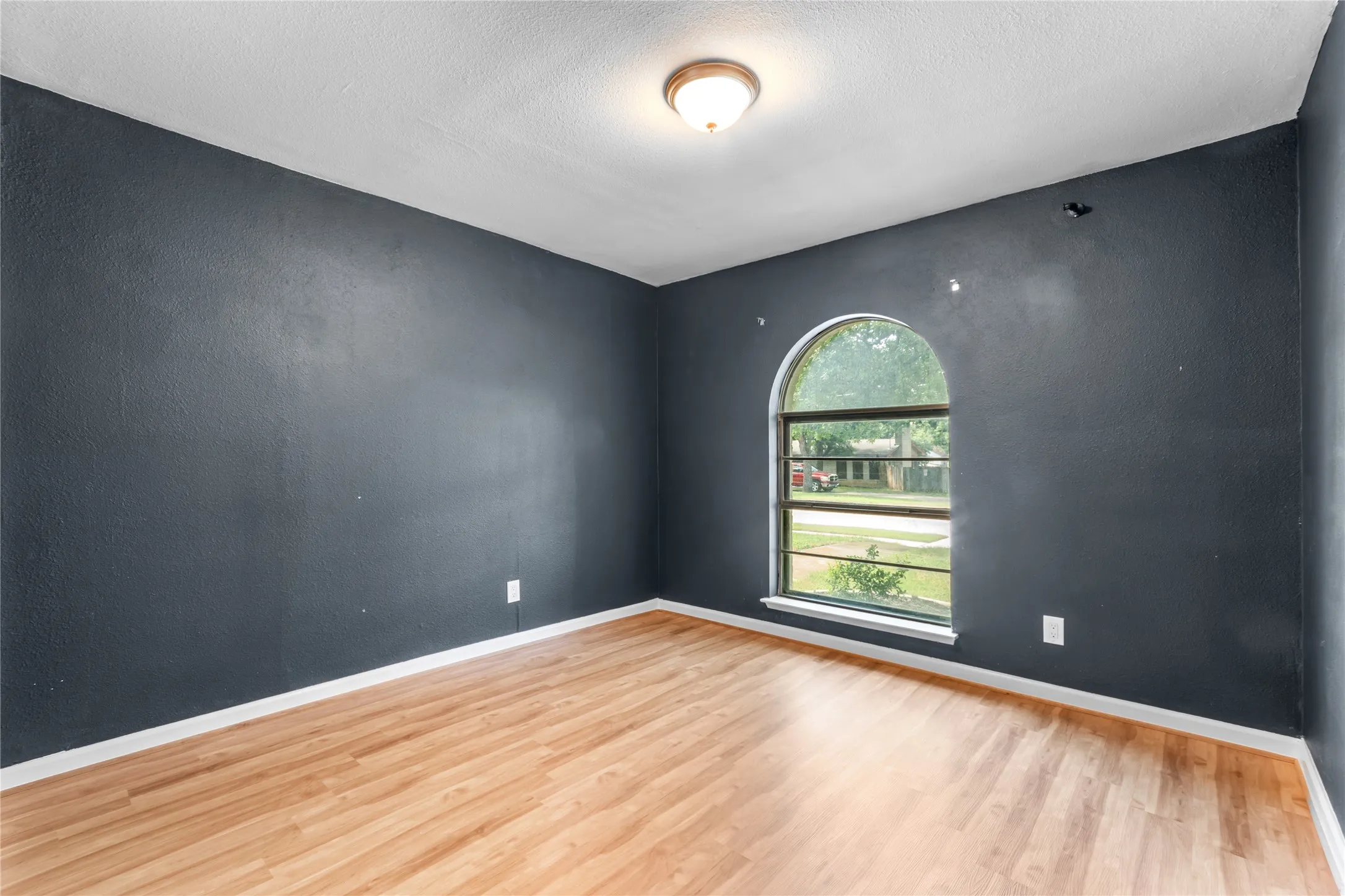Single Family Residence For Sale in Denton County , 1137 Kingston Drive, Lewisville, Texas 75067, 3 Bedroom, 2 Bathroom, 2 Garage spaces, 1,872 Sqft, built in 1970, mls#21305791, Real Estate Agent in Lewisville, Homes For Sale in Denton county, Homes For Sale in Lewisville, Realtor in Lewisville Texas, Real Estate Brokerage Independent Realty Texas, Luminita Cordes Realtor