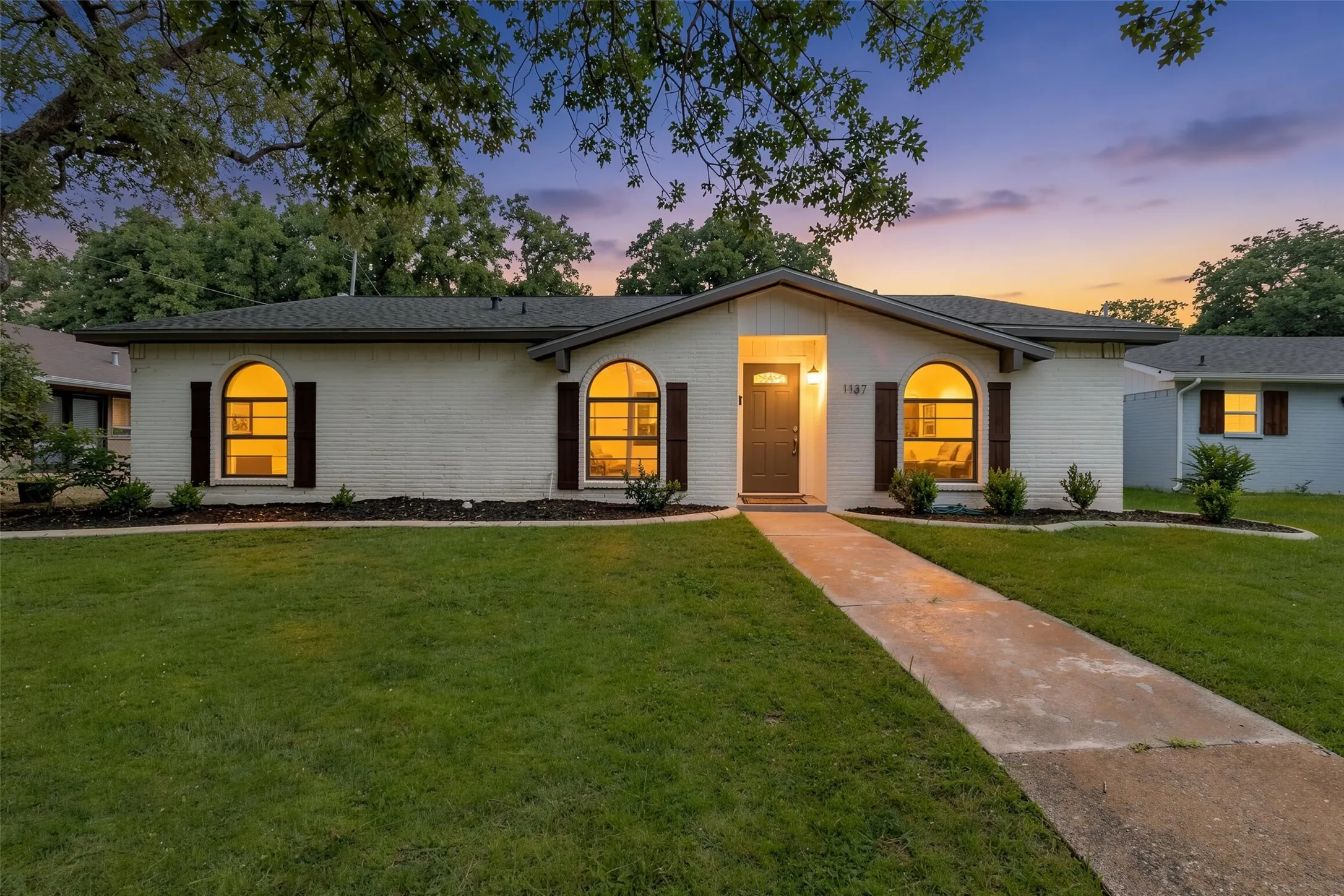 Single Family Residence For Sale in Denton County , 1137 Kingston Drive, Lewisville, Texas 75067, 3 Bedroom, 2 Bathroom, 2 Garage spaces, 1,872 Sqft, built in 1970, mls#21305791, Real Estate Agent in Lewisville, Homes For Sale in Denton county, Homes For Sale in Lewisville, Realtor in Lewisville Texas, Real Estate Brokerage Independent Realty Texas, Luminita Cordes Realtor