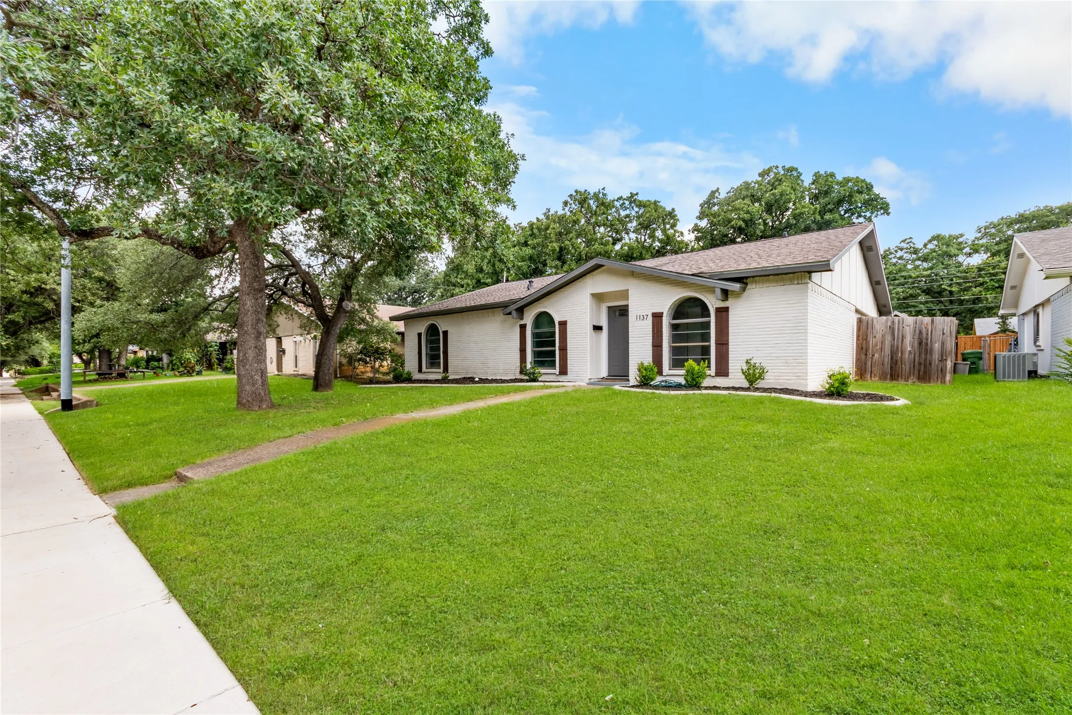 Single Family Residence For Sale in Denton County , 1137 Kingston Drive, Lewisville, Texas 75067, 3 Bedroom, 2 Bathroom, 2 Garage spaces, 1,872 Sqft, built in 1970, mls#21305791, Real Estate Agent in Lewisville, Homes For Sale in Denton county, Homes For Sale in Lewisville, Realtor in Lewisville Texas, Real Estate Brokerage Independent Realty Texas, Luminita Cordes Realtor