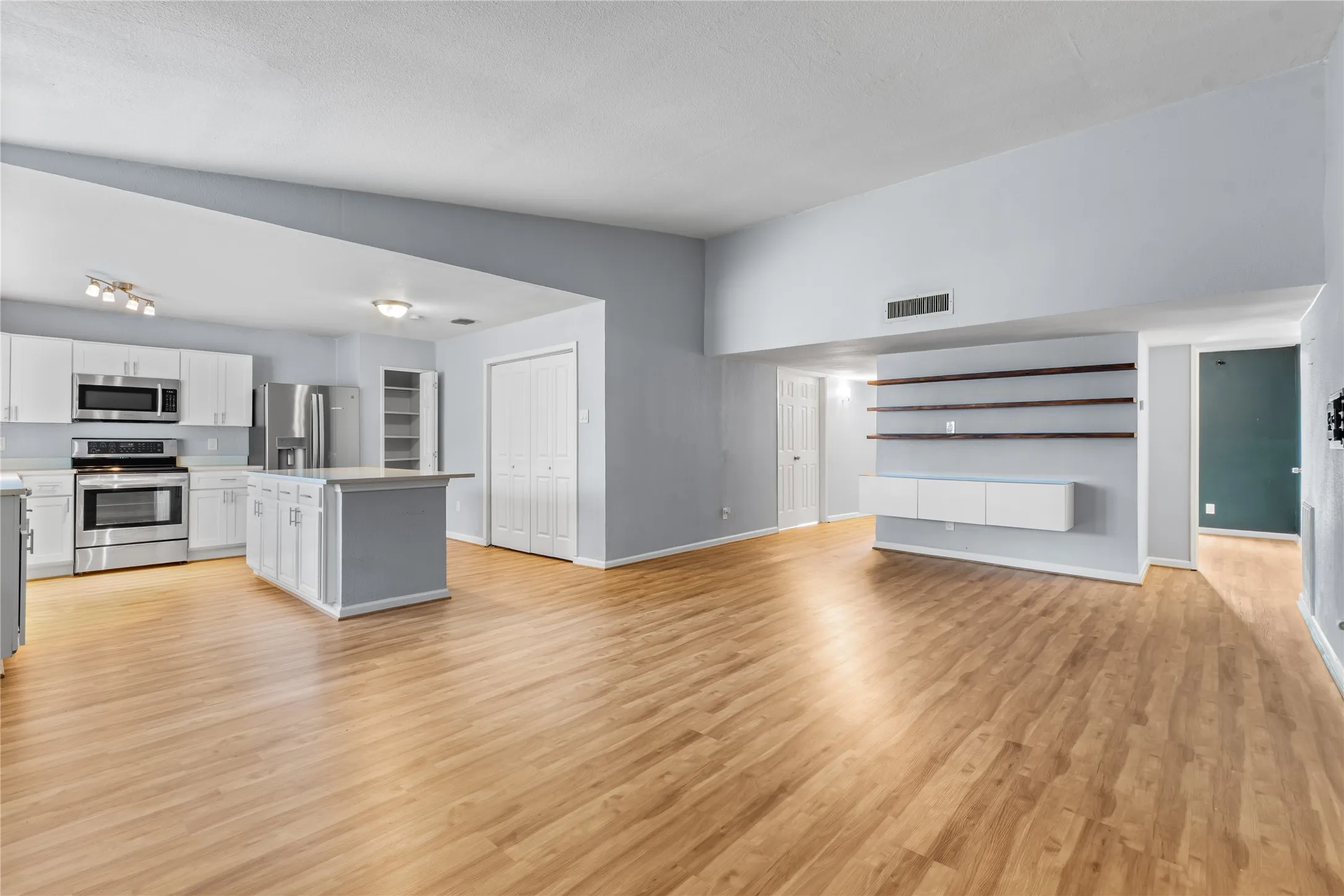 Single Family Residence For Sale in Denton County , 1137 Kingston Drive, Lewisville, Texas 75067, 3 Bedroom, 2 Bathroom, 2 Garage spaces, 1,872 Sqft, built in 1970, mls#21305791, Real Estate Agent in Lewisville, Homes For Sale in Denton county, Homes For Sale in Lewisville, Realtor in Lewisville Texas, Real Estate Brokerage Independent Realty Texas, Luminita Cordes Realtor