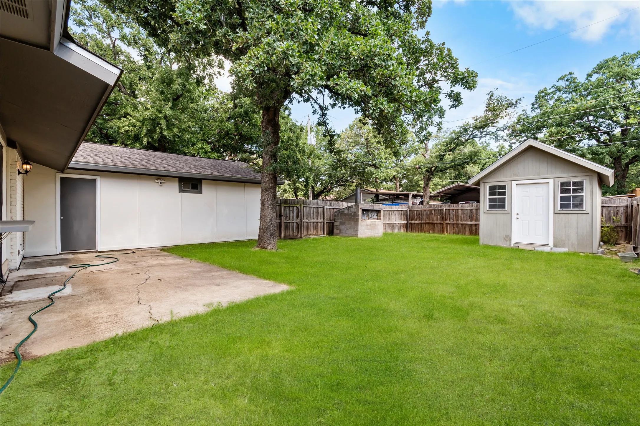 Single Family Residence For Sale in Denton County , 1137 Kingston Drive, Lewisville, Texas 75067, 3 Bedroom, 2 Bathroom, 2 Garage spaces, 1,872 Sqft, built in 1970, mls#21305791, Real Estate Agent in Lewisville, Homes For Sale in Denton county, Homes For Sale in Lewisville, Realtor in Lewisville Texas, Real Estate Brokerage Independent Realty Texas, Luminita Cordes Realtor