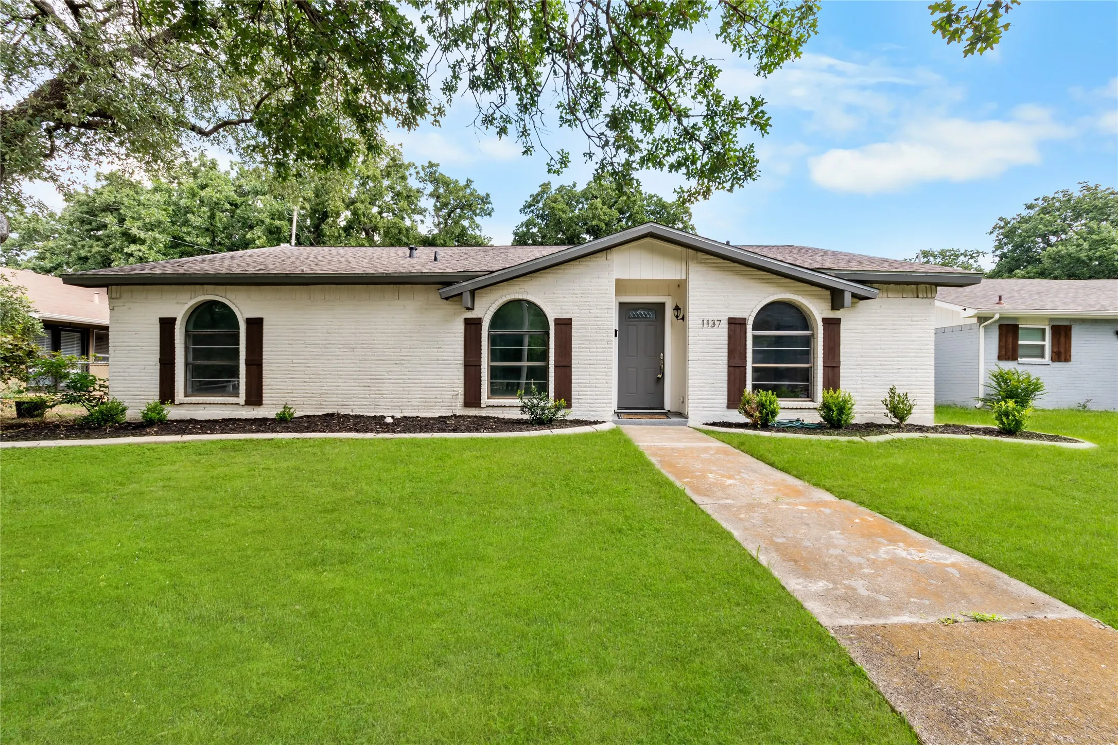 Single Family Residence For Sale in Denton County , 1137 Kingston Drive, Lewisville, Texas 75067, 3 Bedroom, 2 Bathroom, 2 Garage spaces, 1,872 Sqft, built in 1970, mls#21305791, Real Estate Agent in Lewisville, Homes For Sale in Denton county, Homes For Sale in Lewisville, Realtor in Lewisville Texas, Real Estate Brokerage Independent Realty Texas, Luminita Cordes Realtor