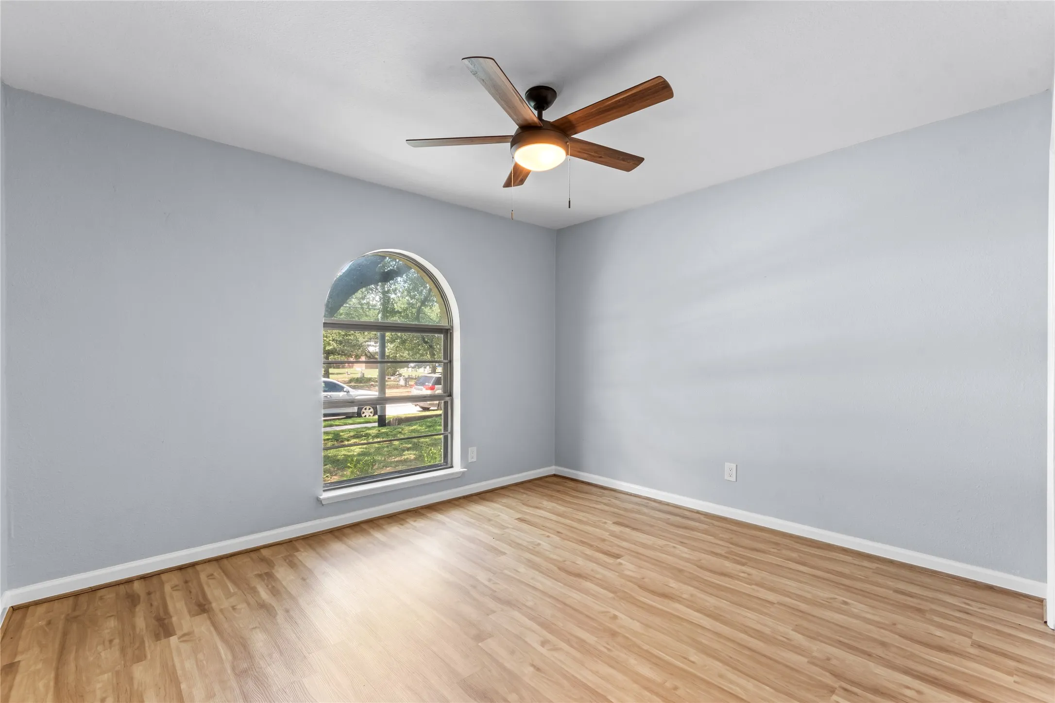 Single Family Residence For Sale in Denton County , 1137 Kingston Drive, Lewisville, Texas 75067, 3 Bedroom, 2 Bathroom, 2 Garage spaces, 1,872 Sqft, built in 1970, mls#21305791, Real Estate Agent in Lewisville, Homes For Sale in Denton county, Homes For Sale in Lewisville, Realtor in Lewisville Texas, Real Estate Brokerage Independent Realty Texas, Luminita Cordes Realtor