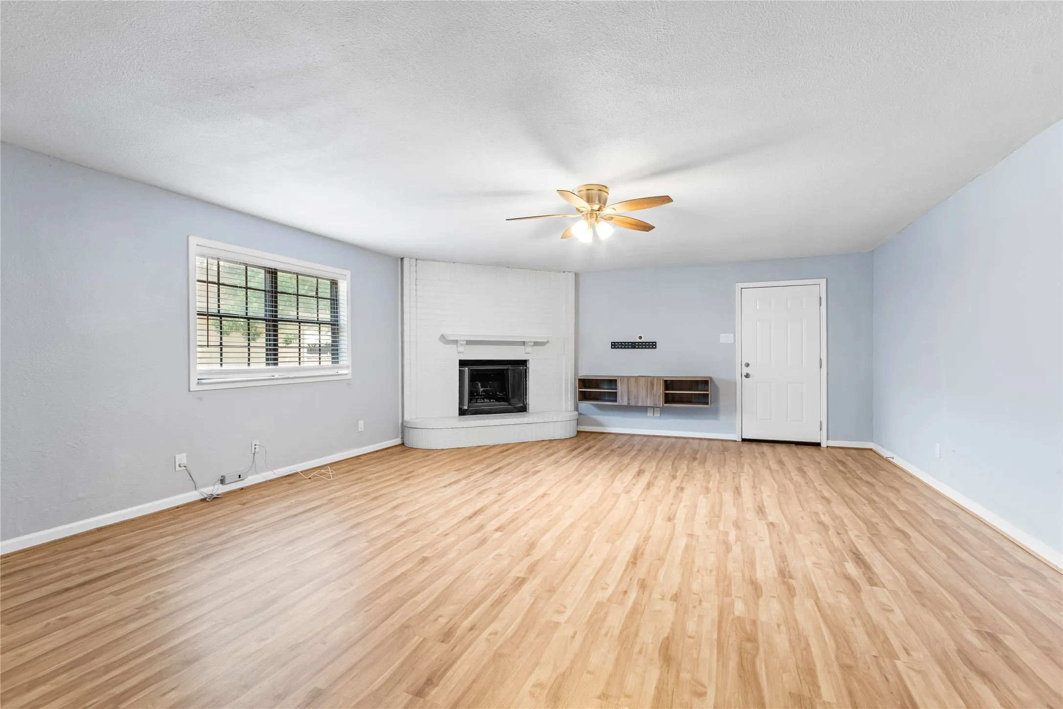 Single Family Residence For Sale in Denton County , 1137 Kingston Drive, Lewisville, Texas 75067, 3 Bedroom, 2 Bathroom, 2 Garage spaces, 1,872 Sqft, built in 1970, mls#21305791, Real Estate Agent in Lewisville, Homes For Sale in Denton county, Homes For Sale in Lewisville, Realtor in Lewisville Texas, Real Estate Brokerage Independent Realty Texas, Luminita Cordes Realtor