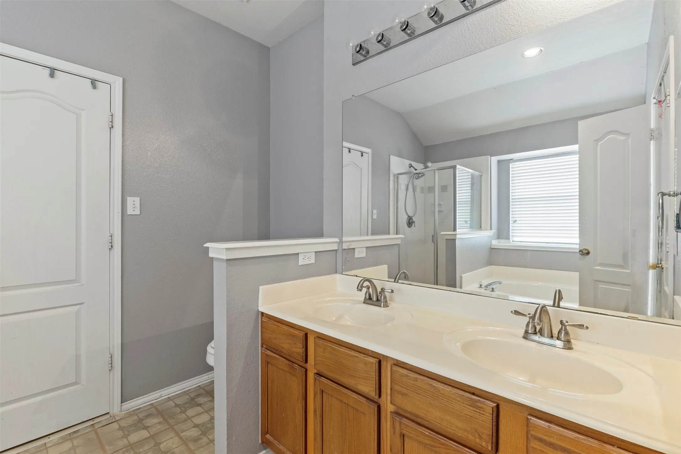 Single Family Residence For Sale in Tarrant County , 903 Summerbrook Drive, Euless, Texas 76040, 4 Bedroom, 3 Bathroom, 2 Garage spaces, 2,281 Sqft, built in 2000, Price $385,000, mls#21305727, Real Estate Agent in Euless, Homes For Sale in Tarrant county, Homes For Sale in Euless, Realtor in Euless Texas, Real Estate Brokerage Independent Realty Texas, Luminita Cordes Realtor