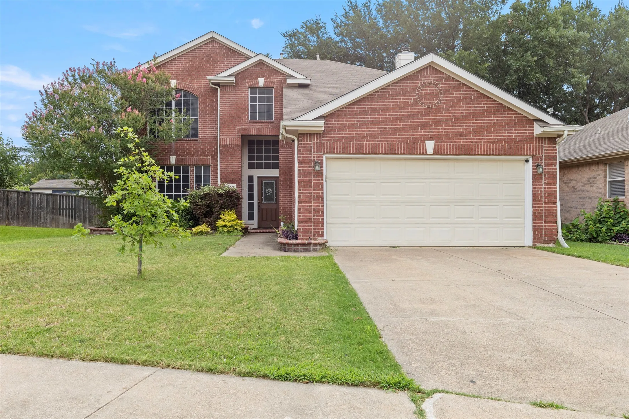 Single Family Residence For Sale in Tarrant County , 903 Summerbrook Drive, Euless, Texas 76040, 4 Bedroom, 3 Bathroom, 2 Garage spaces, 2,281 Sqft, built in 2000, Price $385,000, mls#21305727, Real Estate Agent in Euless, Homes For Sale in Tarrant county, Homes For Sale in Euless, Realtor in Euless Texas, Real Estate Brokerage Independent Realty Texas, Luminita Cordes Realtor