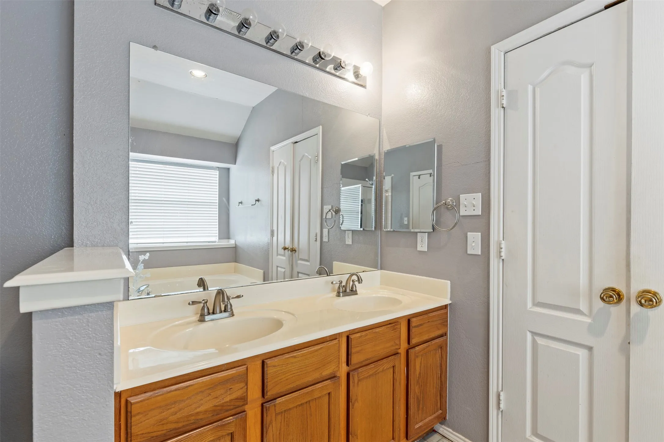 Single Family Residence For Sale in Tarrant County , 903 Summerbrook Drive, Euless, Texas 76040, 4 Bedroom, 3 Bathroom, 2 Garage spaces, 2,281 Sqft, built in 2000, Price $385,000, mls#21305727, Real Estate Agent in Euless, Homes For Sale in Tarrant county, Homes For Sale in Euless, Realtor in Euless Texas, Real Estate Brokerage Independent Realty Texas, Luminita Cordes Realtor