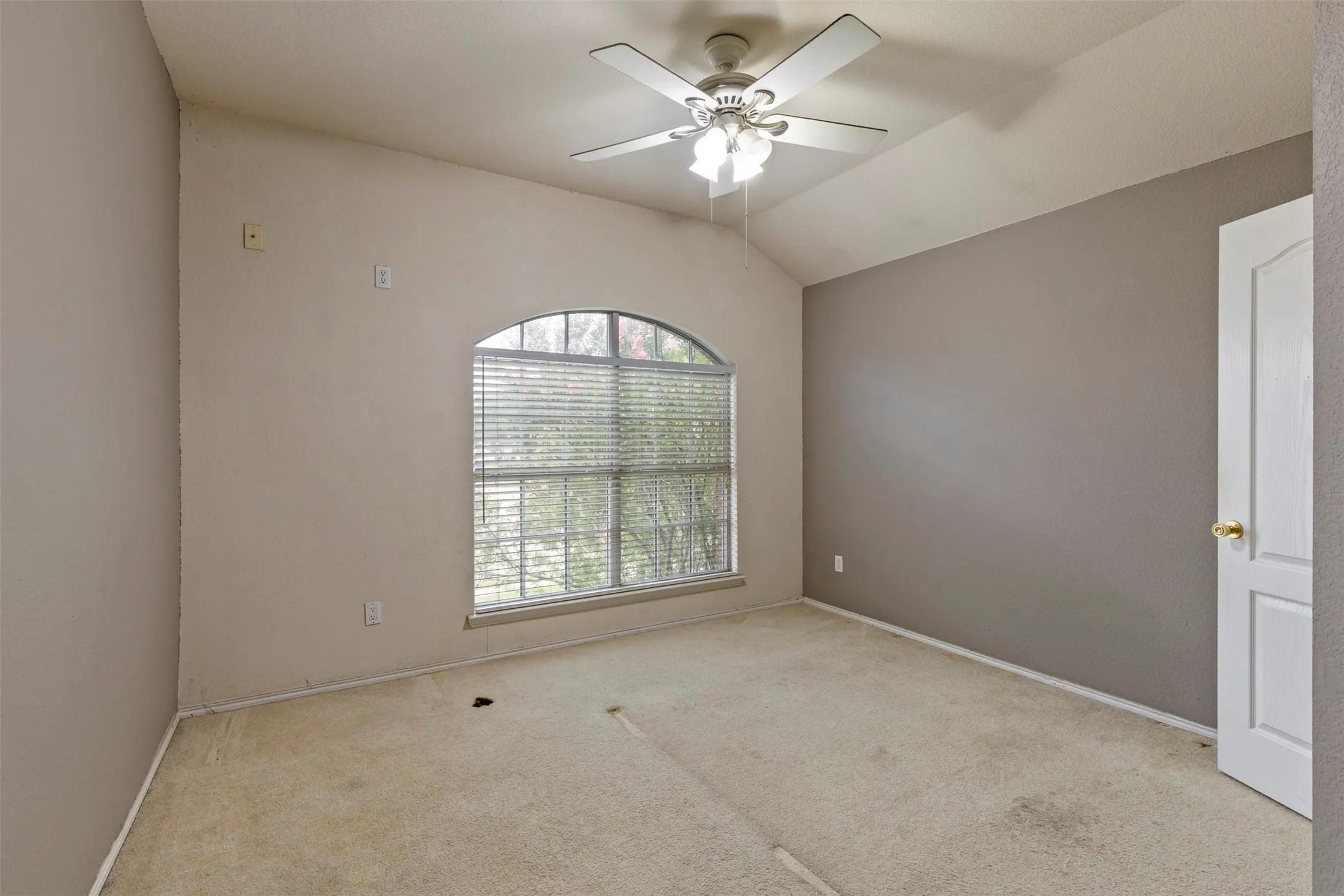 Single Family Residence For Sale in Tarrant County , 903 Summerbrook Drive, Euless, Texas 76040, 4 Bedroom, 3 Bathroom, 2 Garage spaces, 2,281 Sqft, built in 2000, Price $385,000, mls#21305727, Real Estate Agent in Euless, Homes For Sale in Tarrant county, Homes For Sale in Euless, Realtor in Euless Texas, Real Estate Brokerage Independent Realty Texas, Luminita Cordes Realtor
