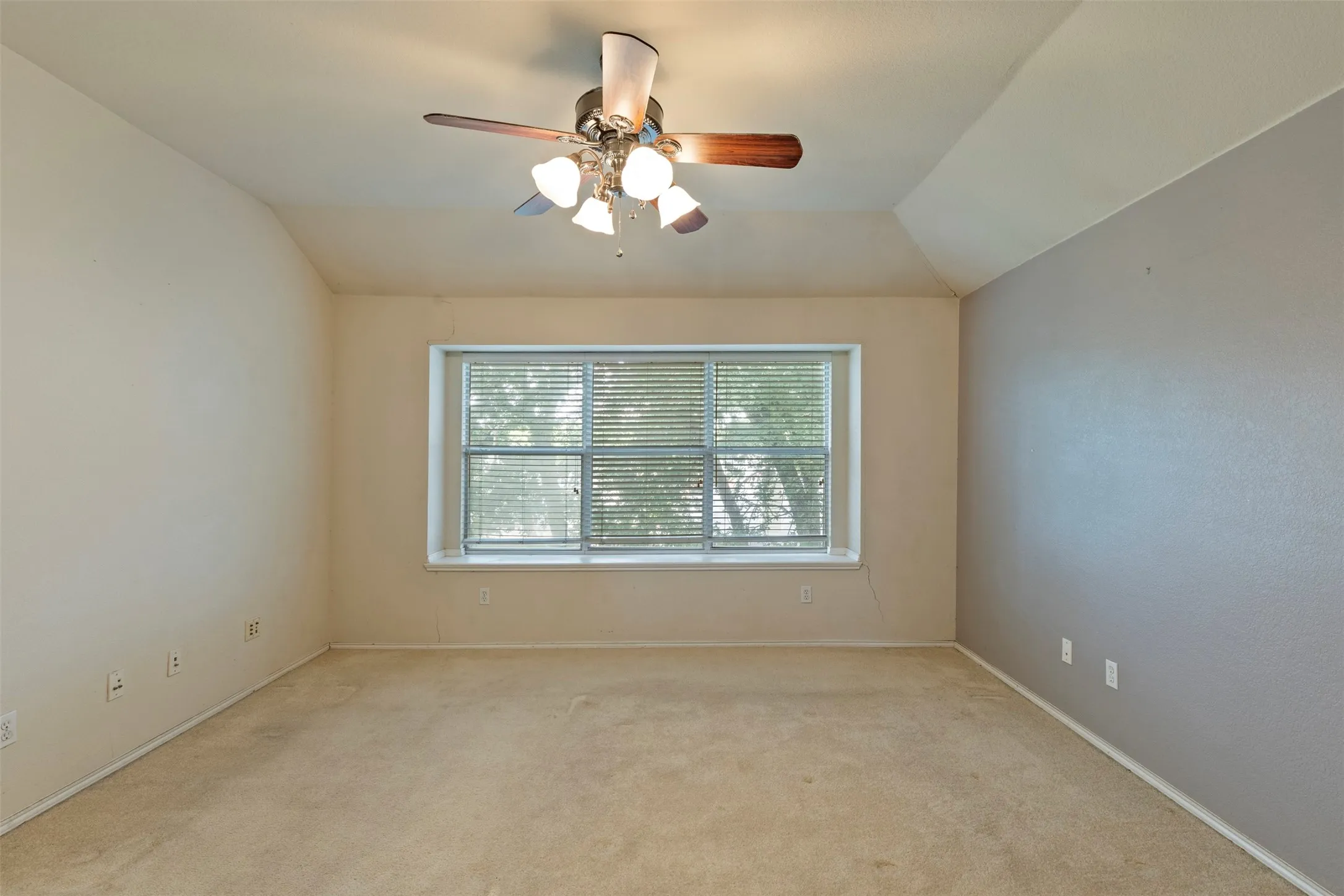 Single Family Residence For Sale in Tarrant County , 903 Summerbrook Drive, Euless, Texas 76040, 4 Bedroom, 3 Bathroom, 2 Garage spaces, 2,281 Sqft, built in 2000, Price $385,000, mls#21305727, Real Estate Agent in Euless, Homes For Sale in Tarrant county, Homes For Sale in Euless, Realtor in Euless Texas, Real Estate Brokerage Independent Realty Texas, Luminita Cordes Realtor