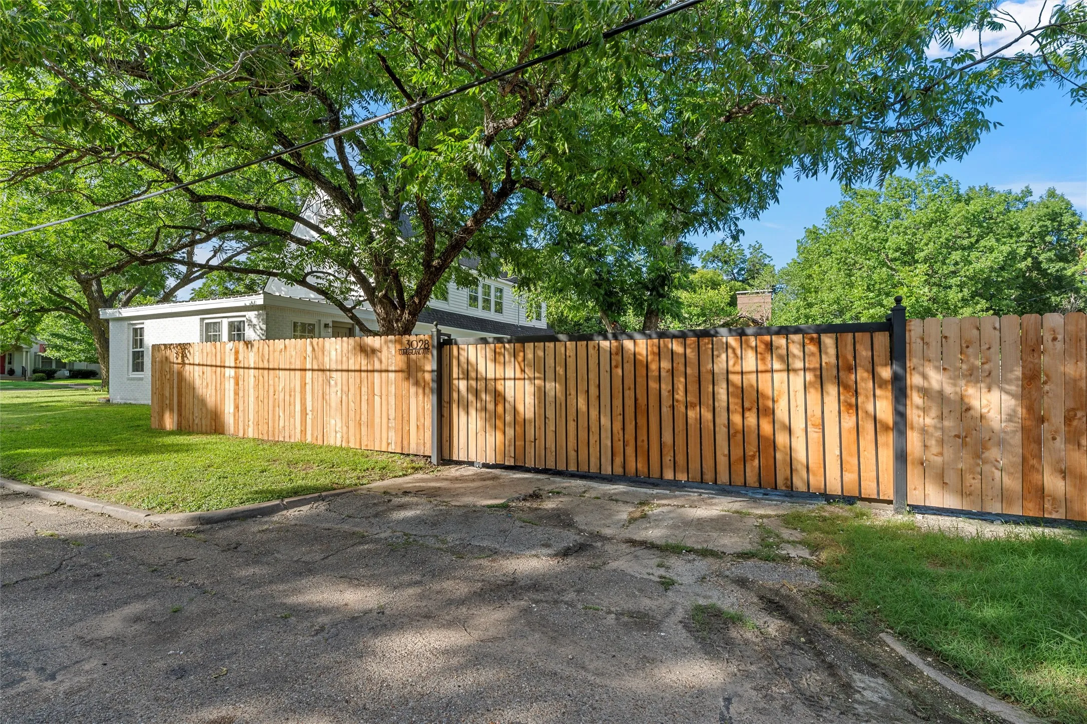 Single Family Residence For Sale in Mc Lennan County , 3028 Cumberland Avenue, Waco, Texas 76707, 4 Bedroom, 3 Bathroom, Garage spaces, 2,376 Sqft, built in 1933, mls#21305682, Real Estate Agent in Waco, Homes For Sale in Mc Lennan county, Homes For Sale in Waco, Realtor in Waco Texas, Real Estate Brokerage Independent Realty Texas, Luminita Cordes Realtor