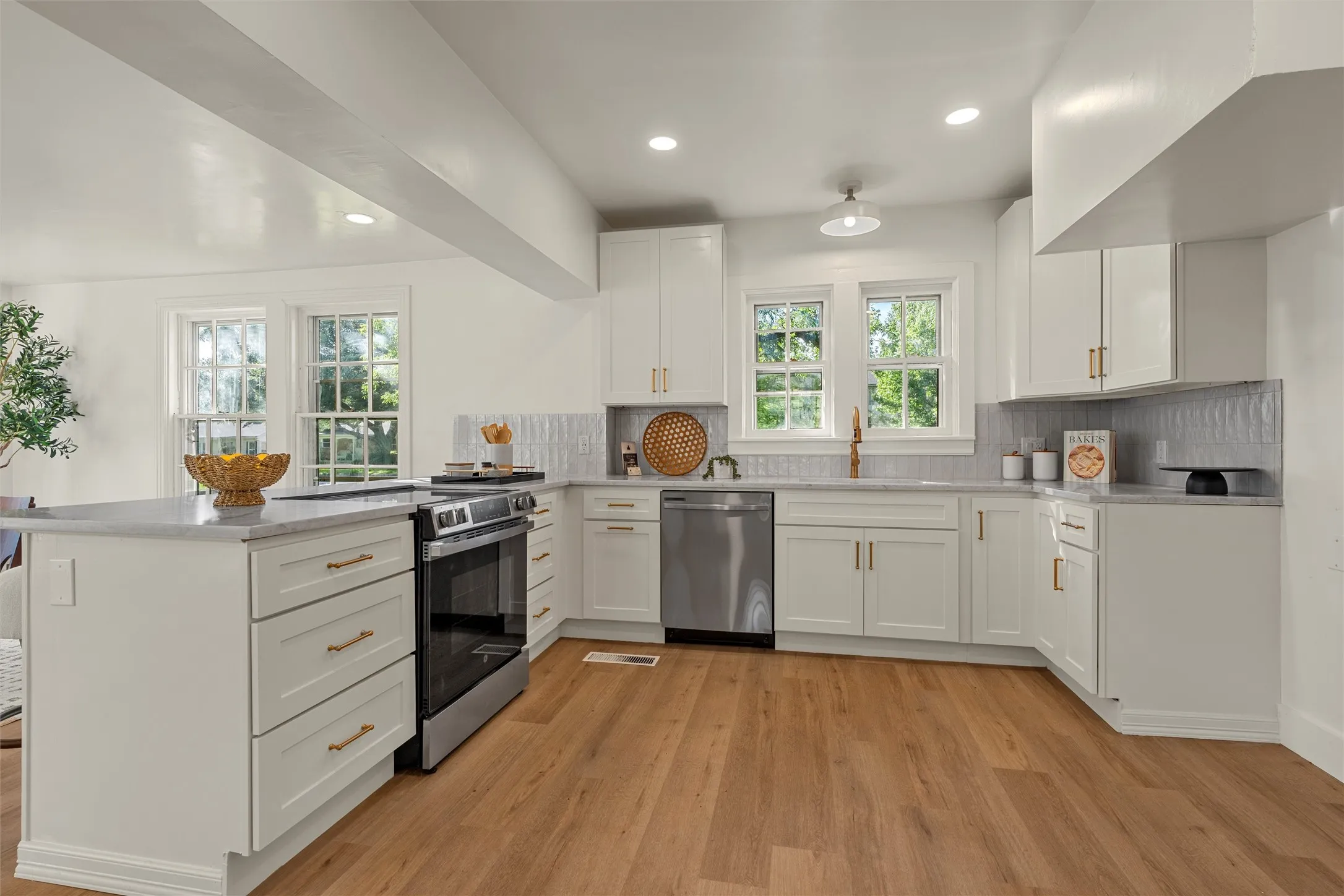Single Family Residence For Sale in Mc Lennan County , 3028 Cumberland Avenue, Waco, Texas 76707, 4 Bedroom, 3 Bathroom, Garage spaces, 2,376 Sqft, built in 1933, mls#21305682, Real Estate Agent in Waco, Homes For Sale in Mc Lennan county, Homes For Sale in Waco, Realtor in Waco Texas, Real Estate Brokerage Independent Realty Texas, Luminita Cordes Realtor