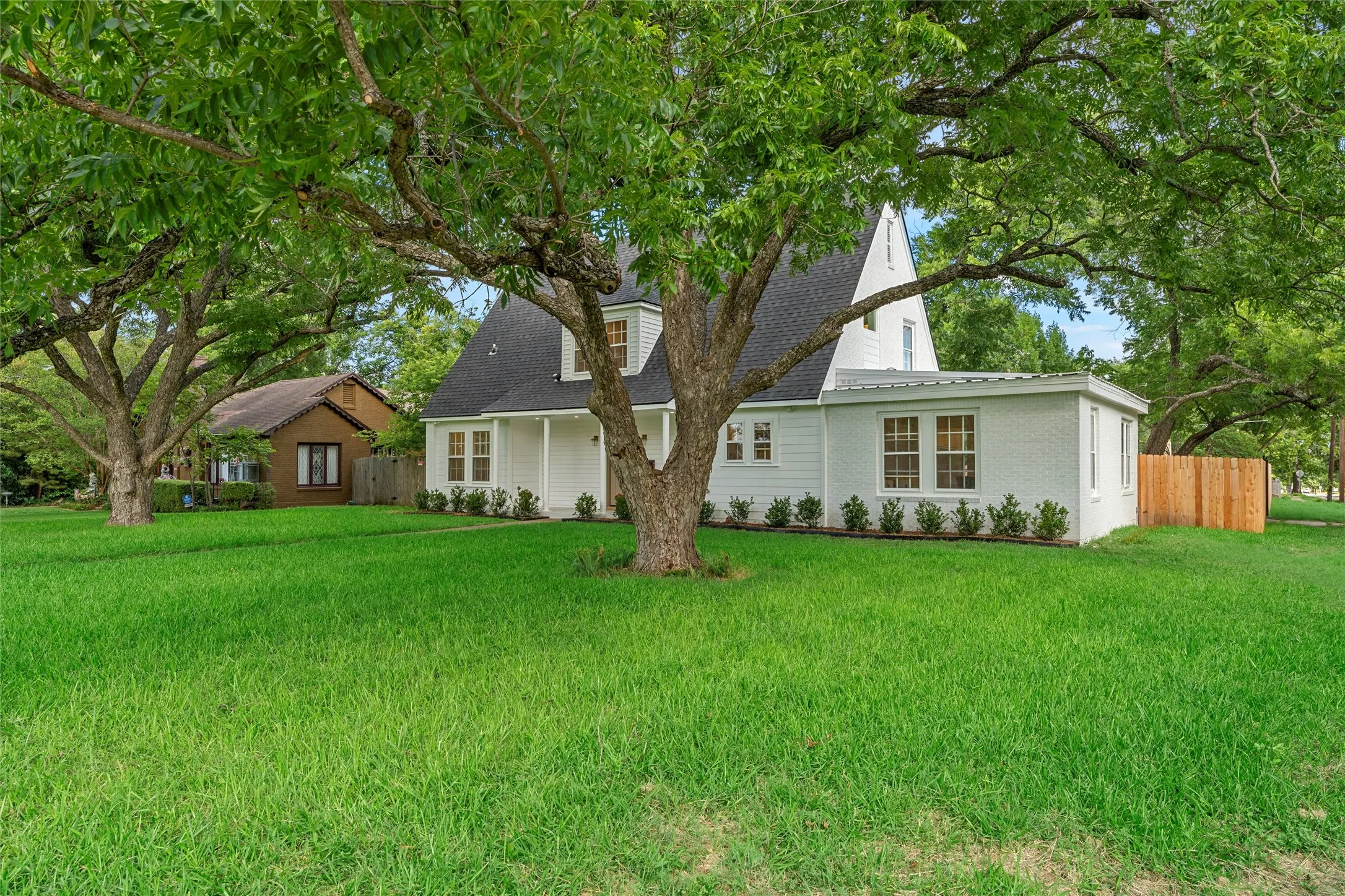 Single Family Residence For Sale in Mc Lennan County , 3028 Cumberland Avenue, Waco, Texas 76707, 4 Bedroom, 3 Bathroom, Garage spaces, 2,376 Sqft, built in 1933, mls#21305682, Real Estate Agent in Waco, Homes For Sale in Mc Lennan county, Homes For Sale in Waco, Realtor in Waco Texas, Real Estate Brokerage Independent Realty Texas, Luminita Cordes Realtor