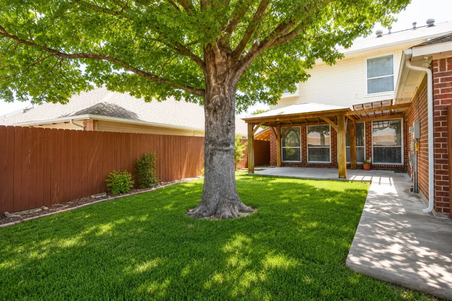 Single Family Residence For Rent in Collin County , 7879 Tournament Road, Frisco, Texas 75035, 3 Bedroom, 3 Bathroom, 2 Garage spaces, 2,289 Sqft, built in 1993, mls#21306139, Real Estate Agent in Frisco, Homes For Rent in Collin county, Homes For Rent in Frisco, Realtor in Frisco Texas, Real Estate Brokerage Independent Realty Texas, Luminita Cordes Realtor