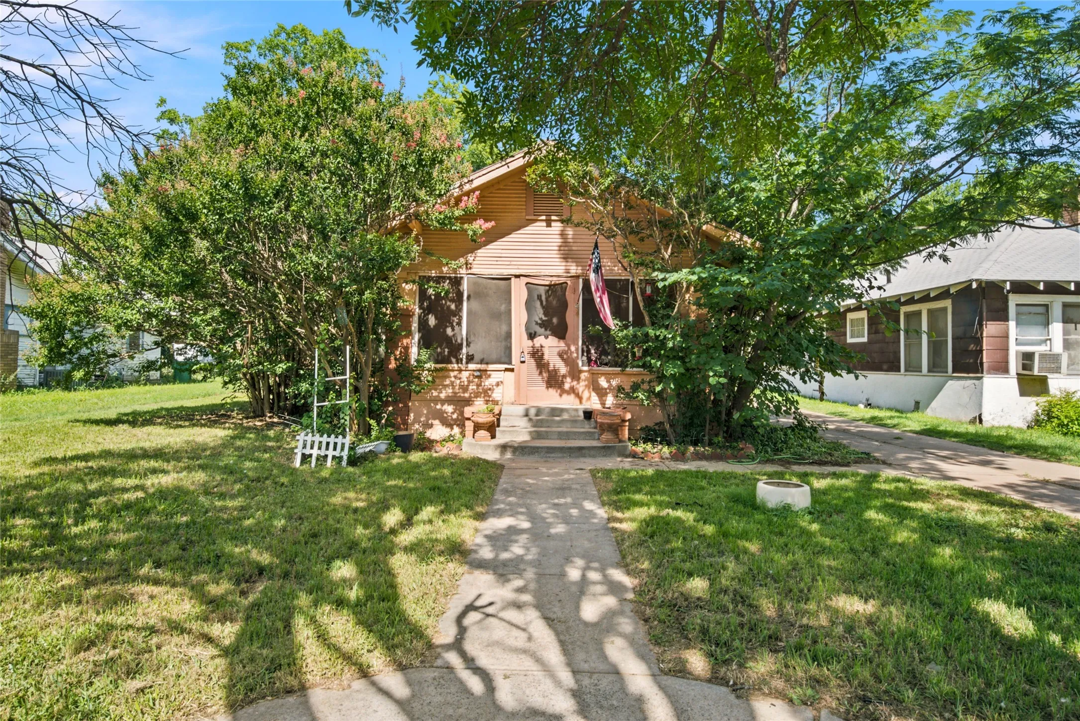 Single Family Residence For Sale in Eastland County , 1307 S Seaman Street, Eastland, Texas 76448, 3 Bedroom, 1 Bathroom, 2 Garage spaces, 1,473 Sqft, built in 1924, mls#21300441, Real Estate Agent in Eastland, Homes For Sale in Eastland county, Homes For Sale in Eastland, Realtor in Eastland Texas, Real Estate Brokerage Independent Realty Texas, Luminita Cordes Realtor