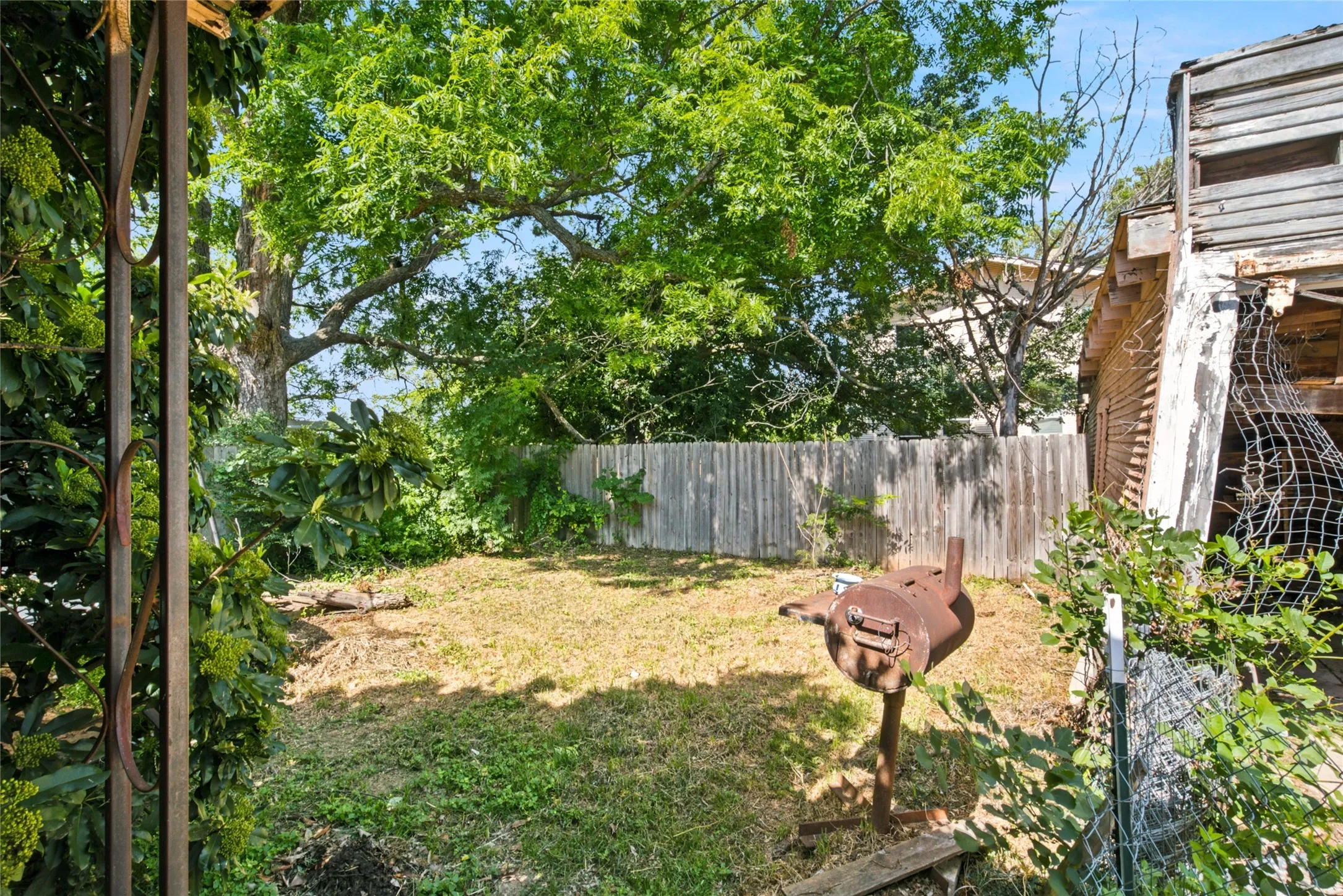 Single Family Residence For Sale in Eastland County , 1307 S Seaman Street, Eastland, Texas 76448, 3 Bedroom, 1 Bathroom, 2 Garage spaces, 1,473 Sqft, built in 1924, mls#21300441, Real Estate Agent in Eastland, Homes For Sale in Eastland county, Homes For Sale in Eastland, Realtor in Eastland Texas, Real Estate Brokerage Independent Realty Texas, Luminita Cordes Realtor