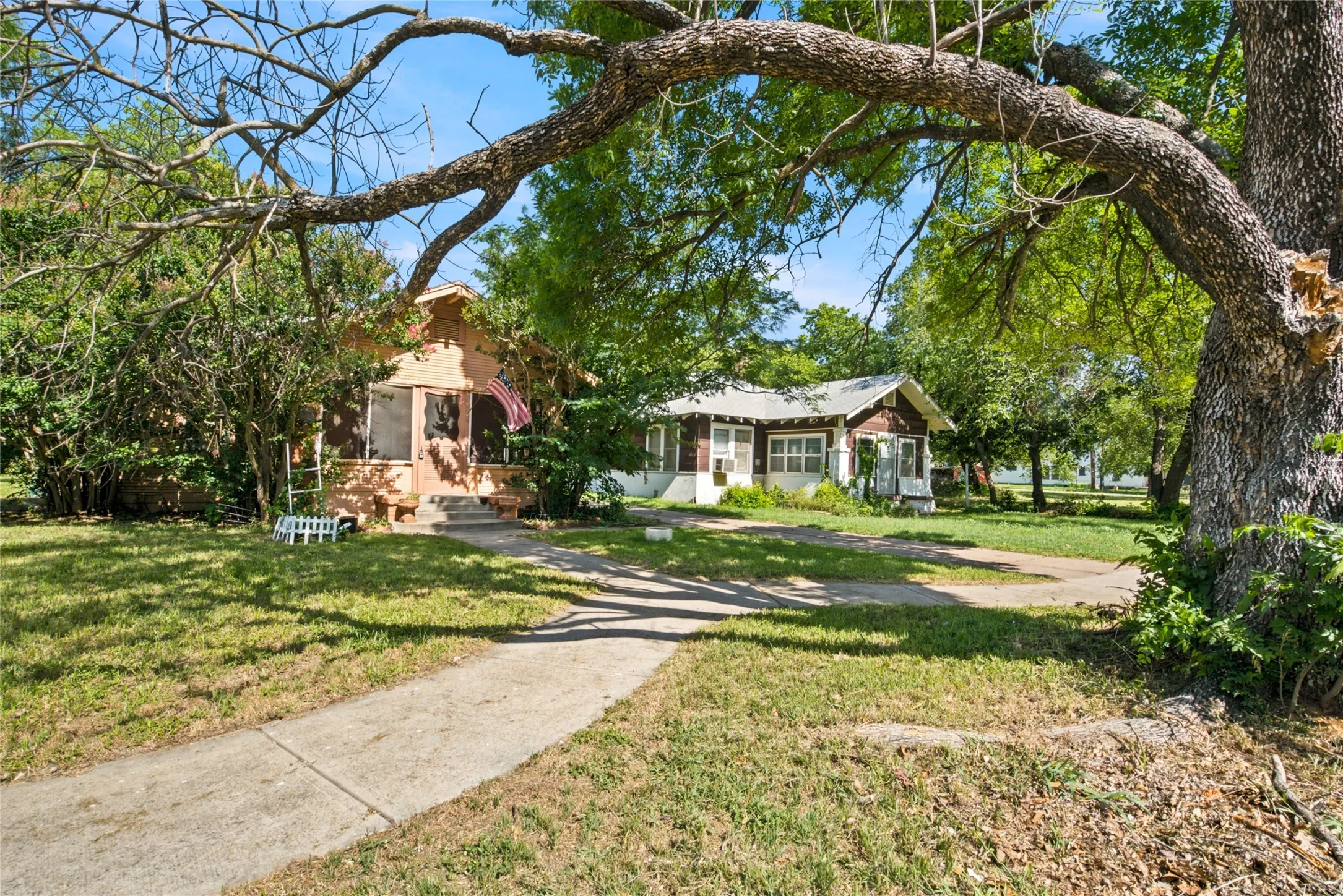Single Family Residence For Sale in Eastland County , 1307 S Seaman Street, Eastland, Texas 76448, 3 Bedroom, 1 Bathroom, 2 Garage spaces, 1,473 Sqft, built in 1924, mls#21300441, Real Estate Agent in Eastland, Homes For Sale in Eastland county, Homes For Sale in Eastland, Realtor in Eastland Texas, Real Estate Brokerage Independent Realty Texas, Luminita Cordes Realtor