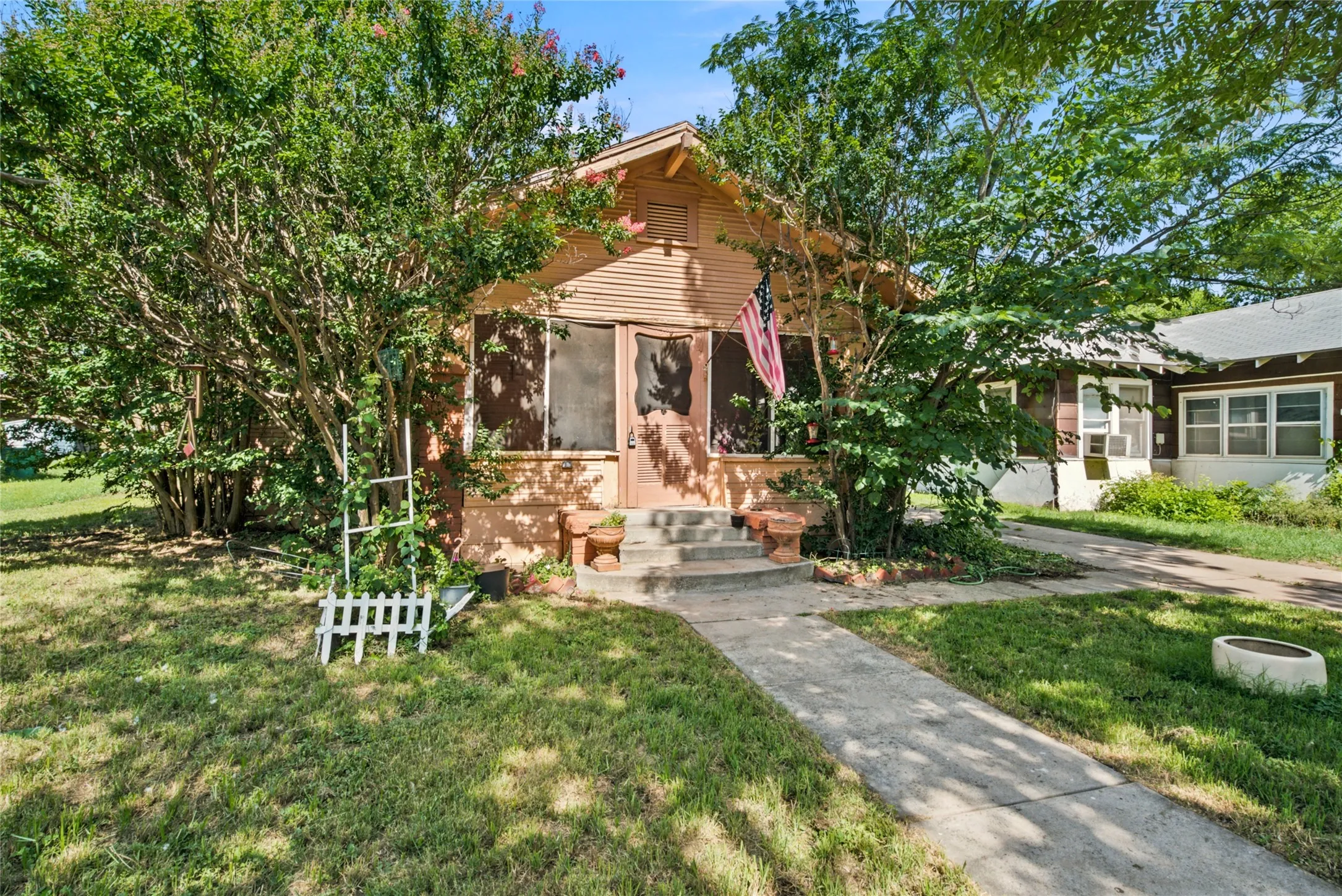 Single Family Residence For Sale in Eastland County , 1307 S Seaman Street, Eastland, Texas 76448, 3 Bedroom, 1 Bathroom, 2 Garage spaces, 1,473 Sqft, built in 1924, mls#21300441, Real Estate Agent in Eastland, Homes For Sale in Eastland county, Homes For Sale in Eastland, Realtor in Eastland Texas, Real Estate Brokerage Independent Realty Texas, Luminita Cordes Realtor