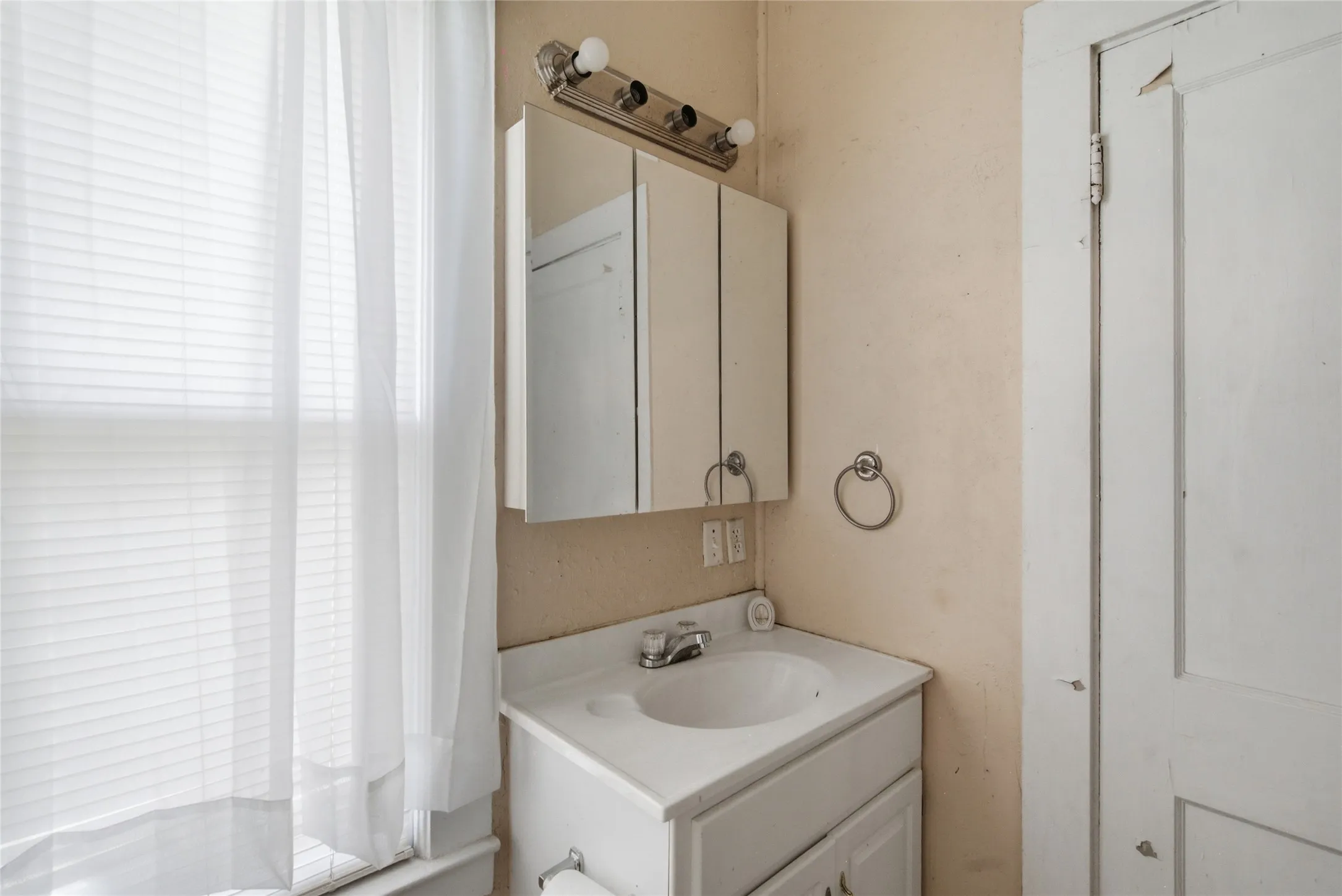 Single Family Residence For Sale in Eastland County , 1307 S Seaman Street, Eastland, Texas 76448, 3 Bedroom, 1 Bathroom, 2 Garage spaces, 1,473 Sqft, built in 1924, mls#21300441, Real Estate Agent in Eastland, Homes For Sale in Eastland county, Homes For Sale in Eastland, Realtor in Eastland Texas, Real Estate Brokerage Independent Realty Texas, Luminita Cordes Realtor