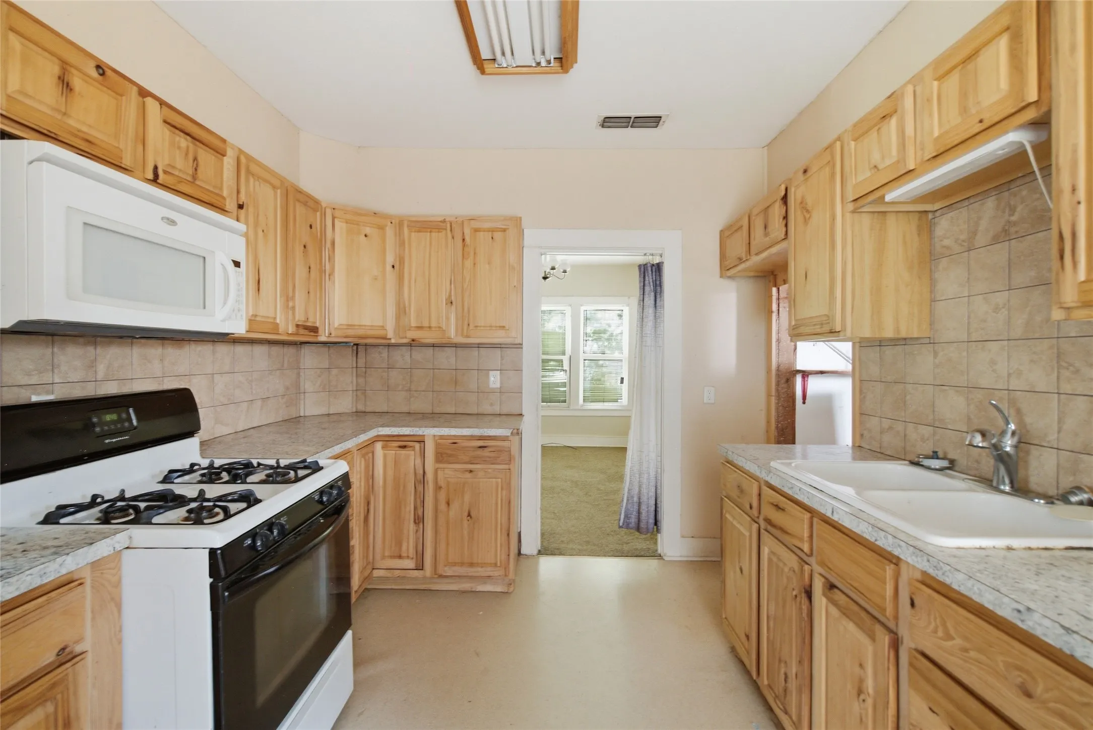 Single Family Residence For Sale in Eastland County , 1307 S Seaman Street, Eastland, Texas 76448, 3 Bedroom, 1 Bathroom, 2 Garage spaces, 1,473 Sqft, built in 1924, mls#21300441, Real Estate Agent in Eastland, Homes For Sale in Eastland county, Homes For Sale in Eastland, Realtor in Eastland Texas, Real Estate Brokerage Independent Realty Texas, Luminita Cordes Realtor